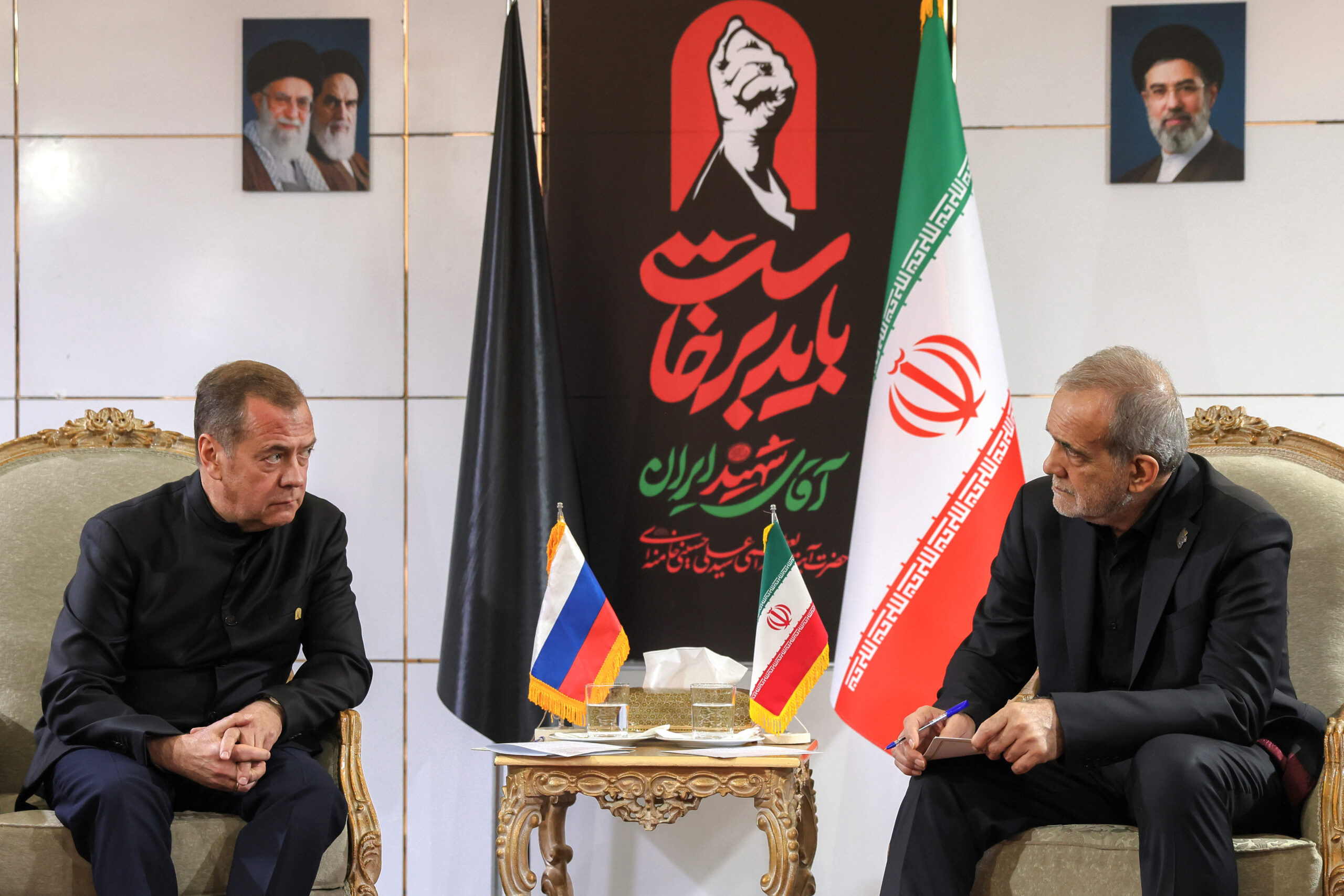 El vicepresidente del Consejo de Seguridad ruso y líder del partido «Rusia Unida», Dmitri Medvédev (a la izquierda), y el presidente iraní Masud Pezeshkian asisten a una reunión previa a las ceremonias fúnebres el 3 de julio de 2026. © Oleg Molchanov, Sputnik, foto del pool gubernamental vía AP