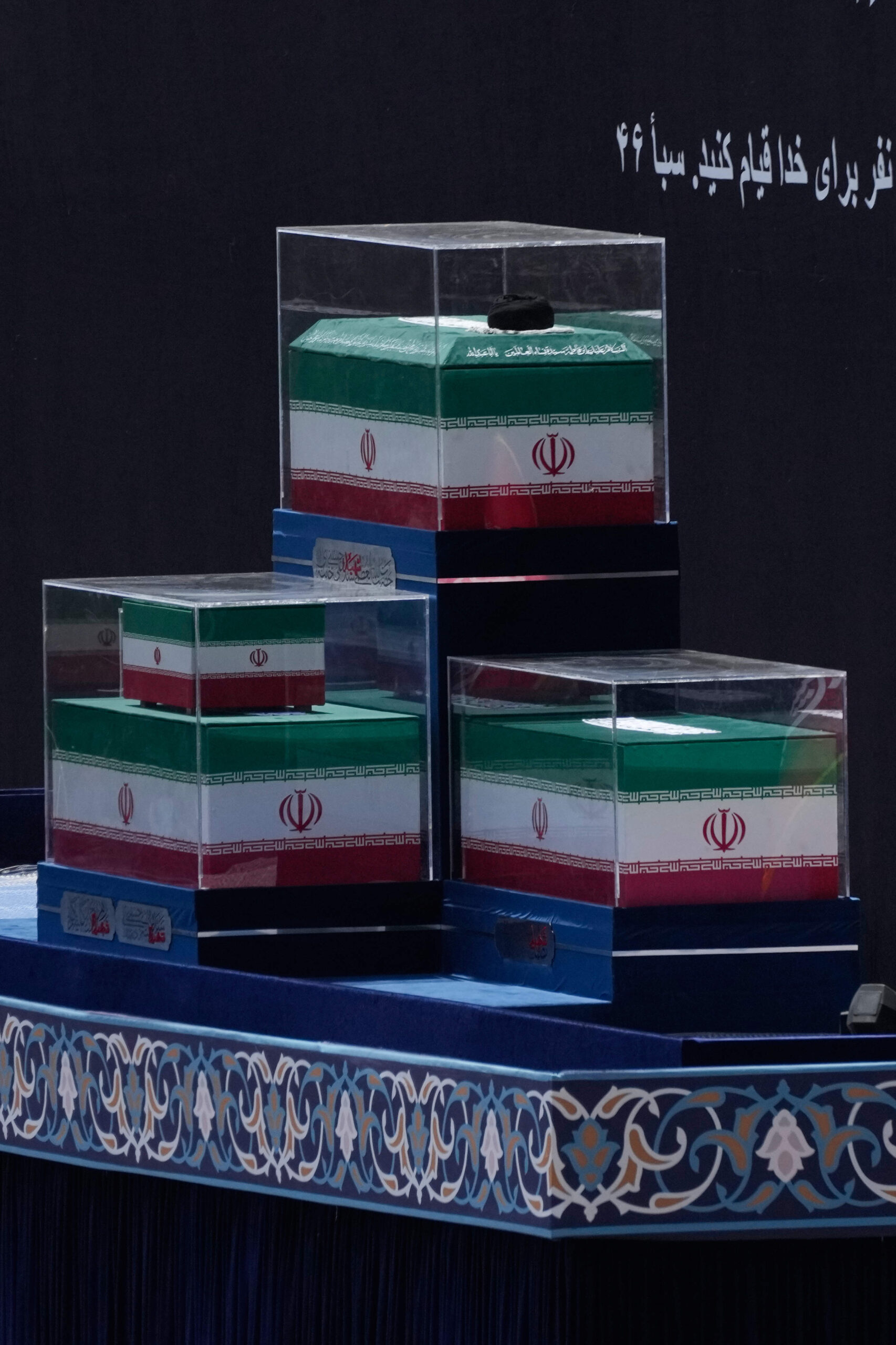 El 4 de julio de 2026, en Teherán, el emblemático turbante negro del ayatola Jamenei descansa sobre su ataúd, cubierto con la bandera de la República Islámica. © /Vahid Salemi/AP Photo