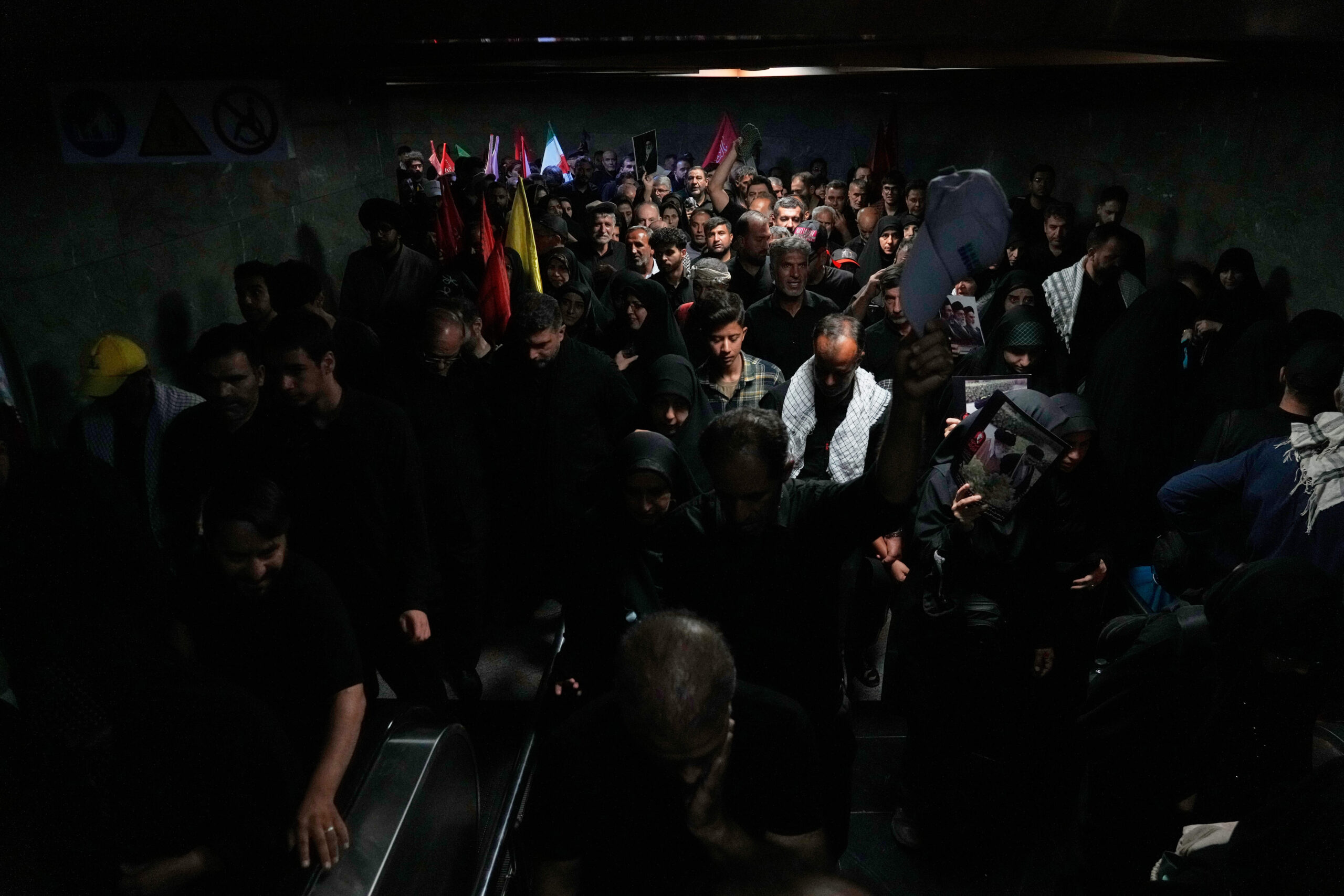 Unos peregrinos atraviesan una estación de metro para acudir al cortejo fúnebre del ayatola Jamenei. © Vahid Salemi / AP