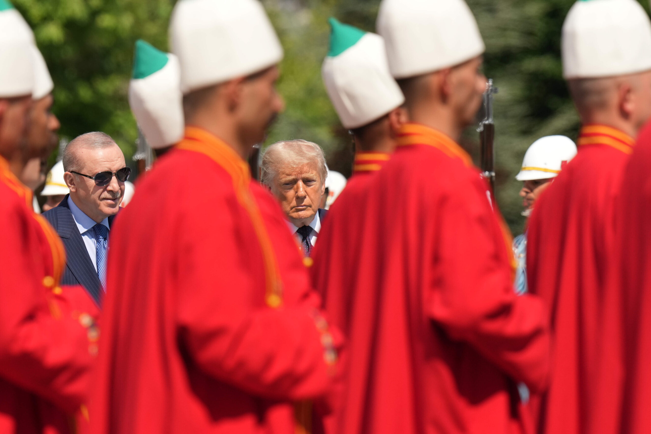 Erdoğan y Trump pasan revista a la guardia de honor, vestida con trajes otomanos, a su llegada al complejo presidencial. Foto: Francisco Seco / AP