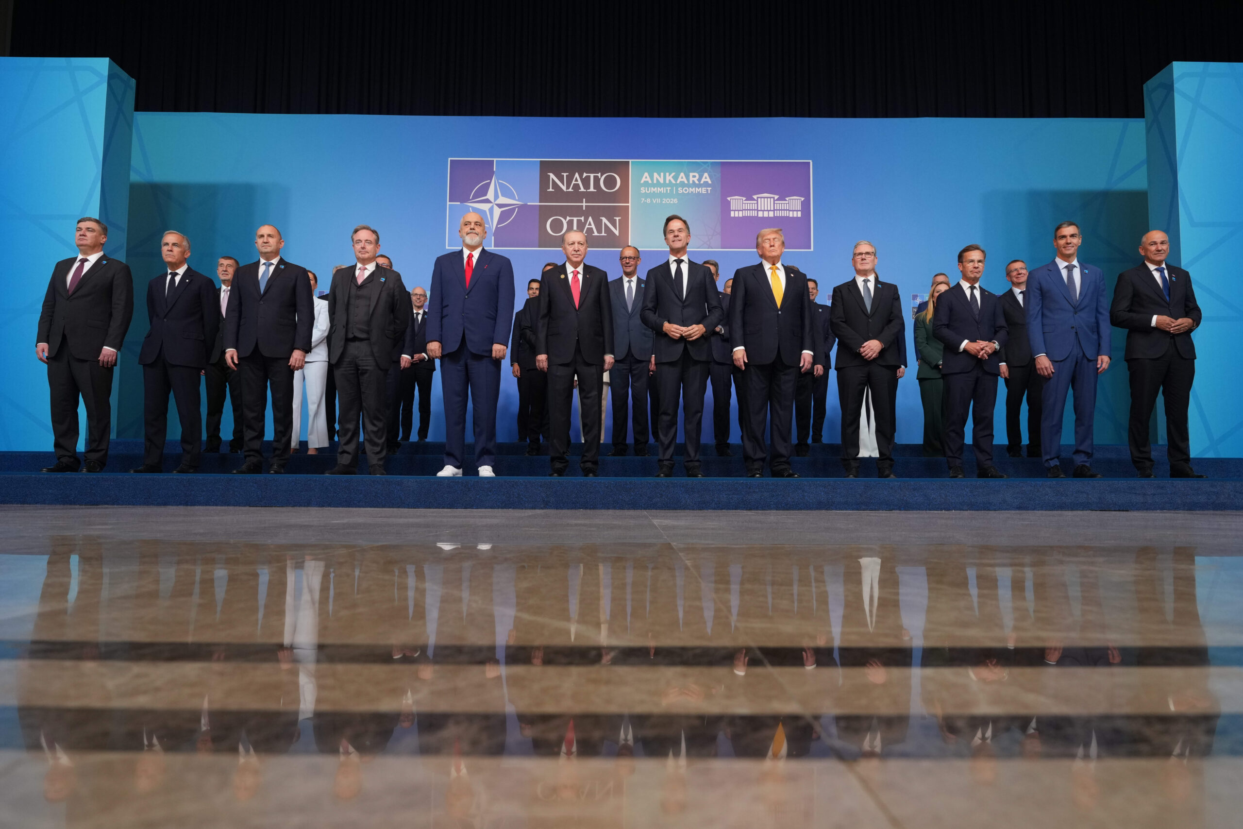 La foto de grupo de la cumbre de Ankara: Erdoğan y Trump en el centro, flanqueados por Mark Rutte. Foto: Alex Brandon / AP