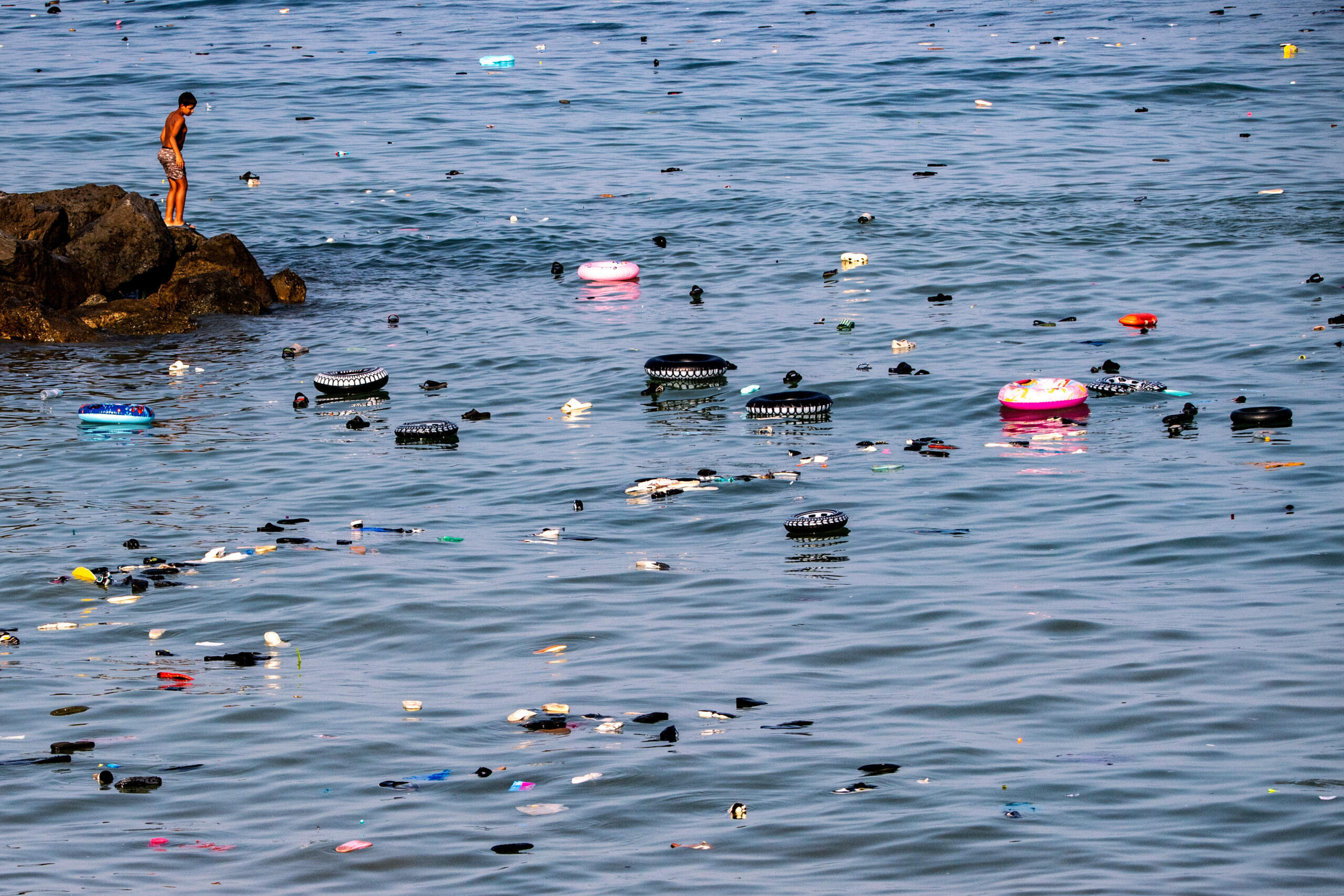 Tras la travesía, el mar conserva las huellas: boyas, zapatos y ropa abandonados por quienes han llegado a la otra orilla o por quienes no han logrado cruzar. © AP Photo/Antonio Sempere/SIPA
