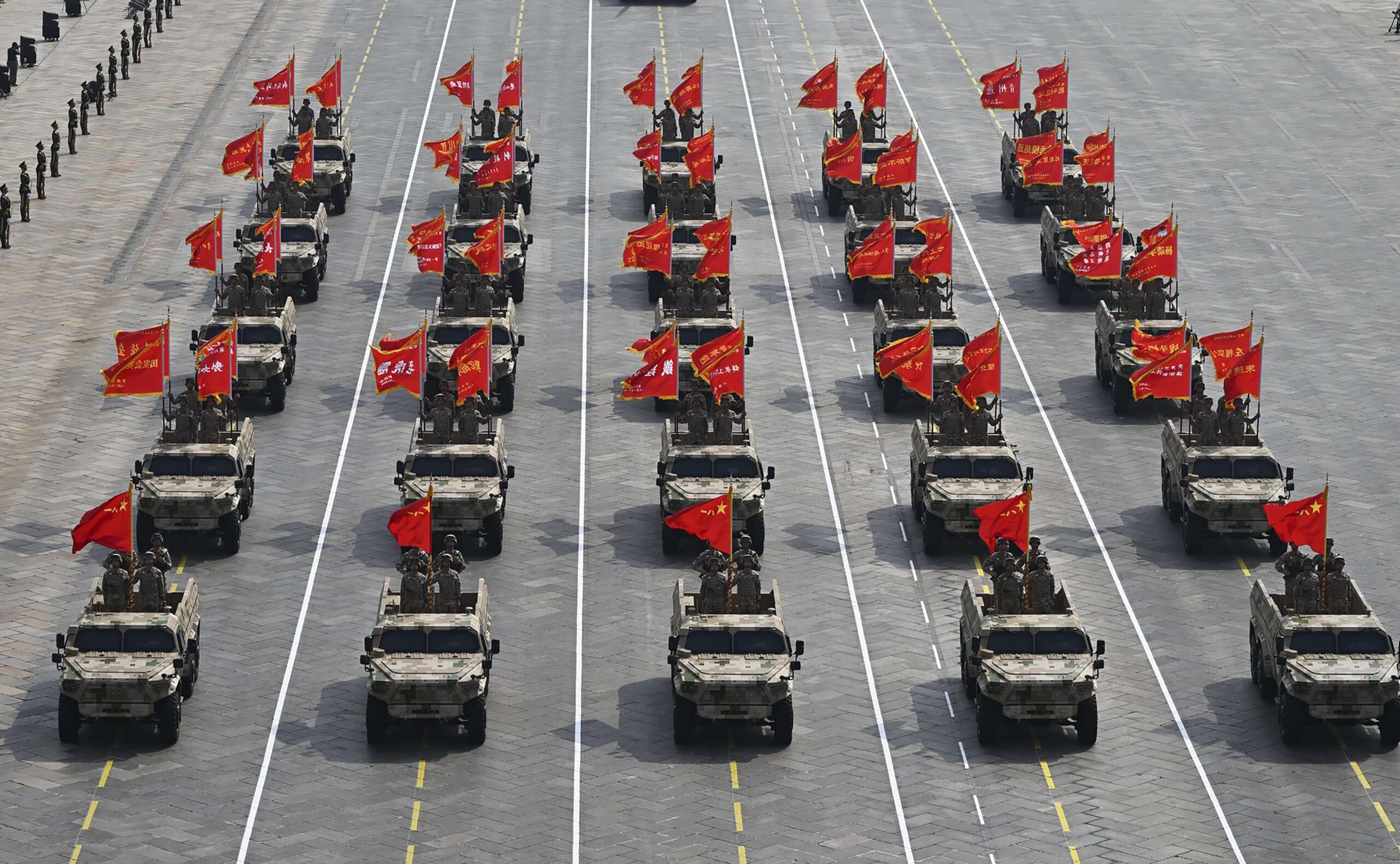 Cinco columnas de vehículos militares realizan una maniobra con precisión milimétrica en la plaza de Tiananmen. Foto oficial
