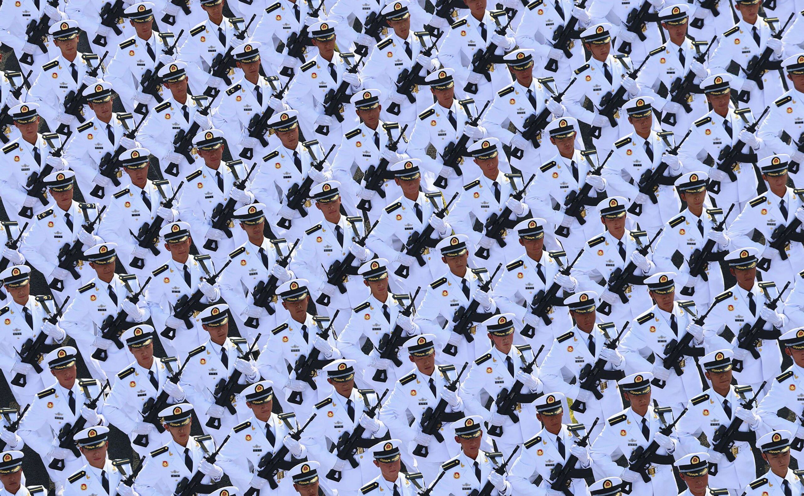 Los marineros del Ejército Popular de Liberación en formación cerrada: vistos desde arriba, sus cuerpos se funden en un único motivo. Foto oficial