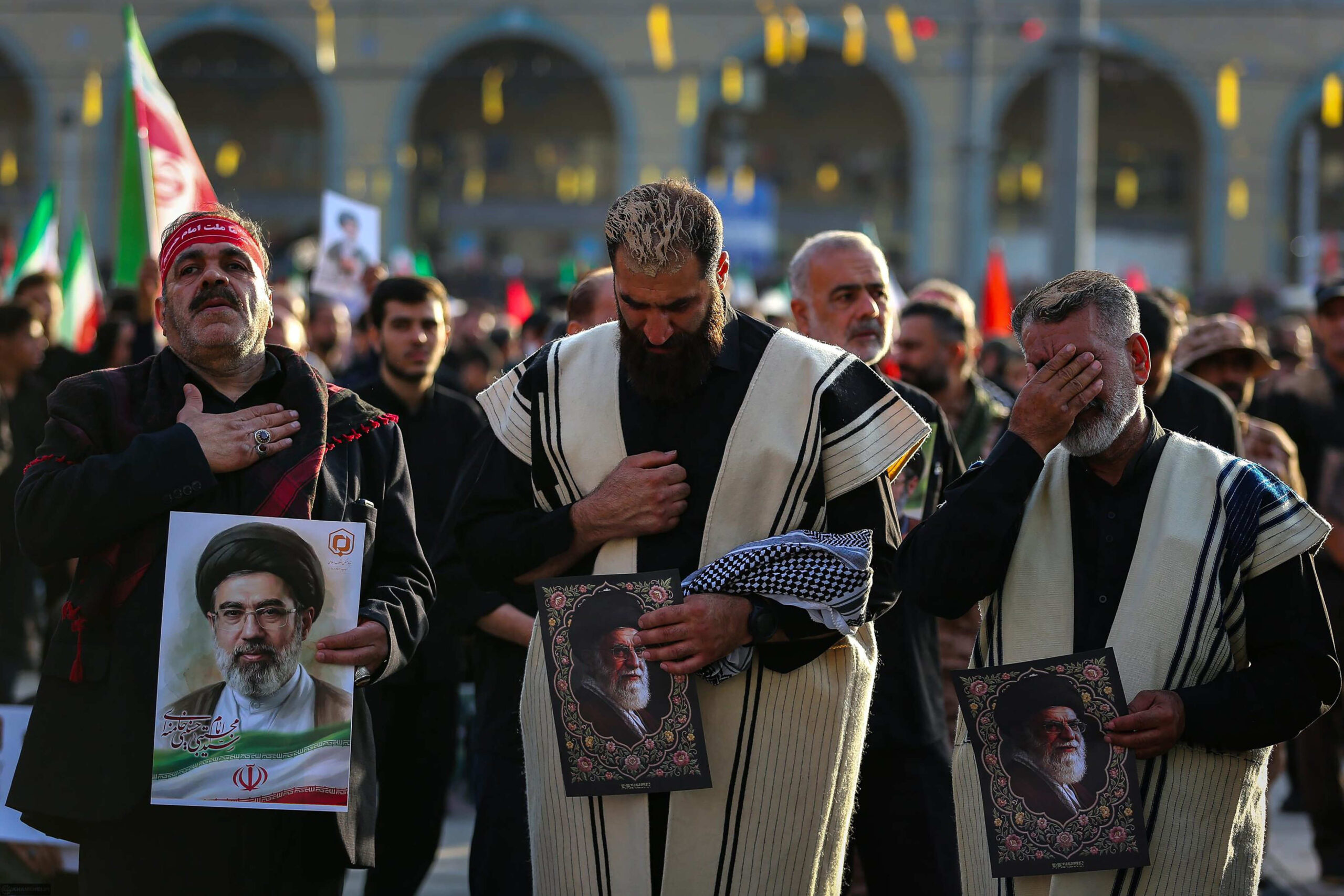Unos hombres lloran y se golpean el pecho, tal y como dicta el ritual siné-zâni, para expresar su duelo. © JAMENEI IR/UPI/Shutterstock