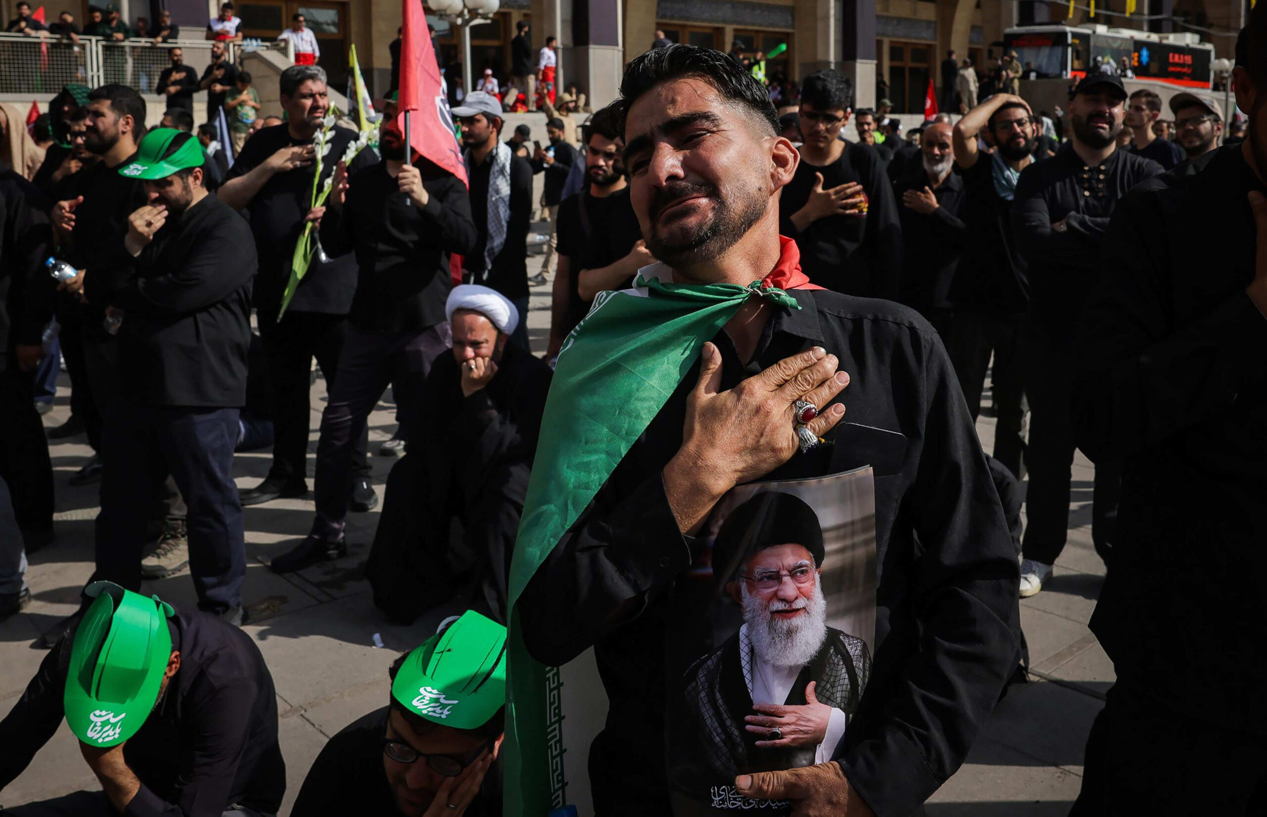 Los golpes en el pecho evocan el sufrimiento del imán Husein durante la batalla de Karbala. © Jamenei IR/UPI/Shutterstock