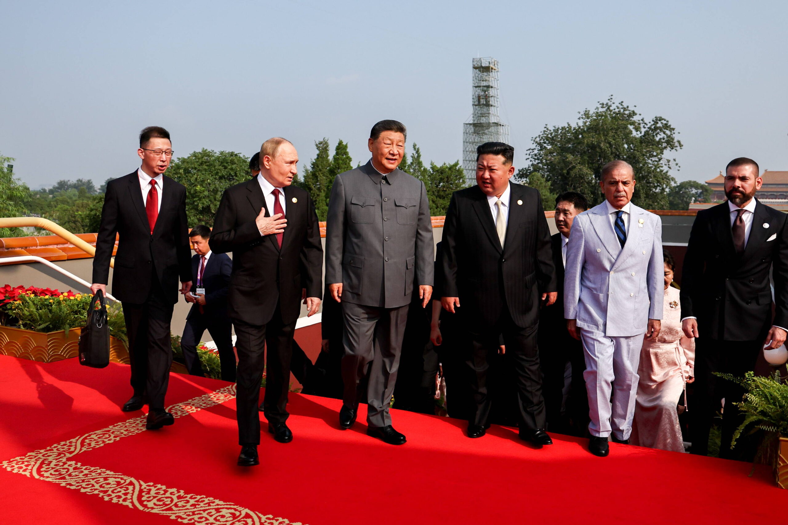 En la alfombra roja de Tiananmen, Xi camina entre Putin y Kim Jong-un, con Shehbaz Sharif en un segundo plano: la comitiva refleja la jerarquía del bloque.
