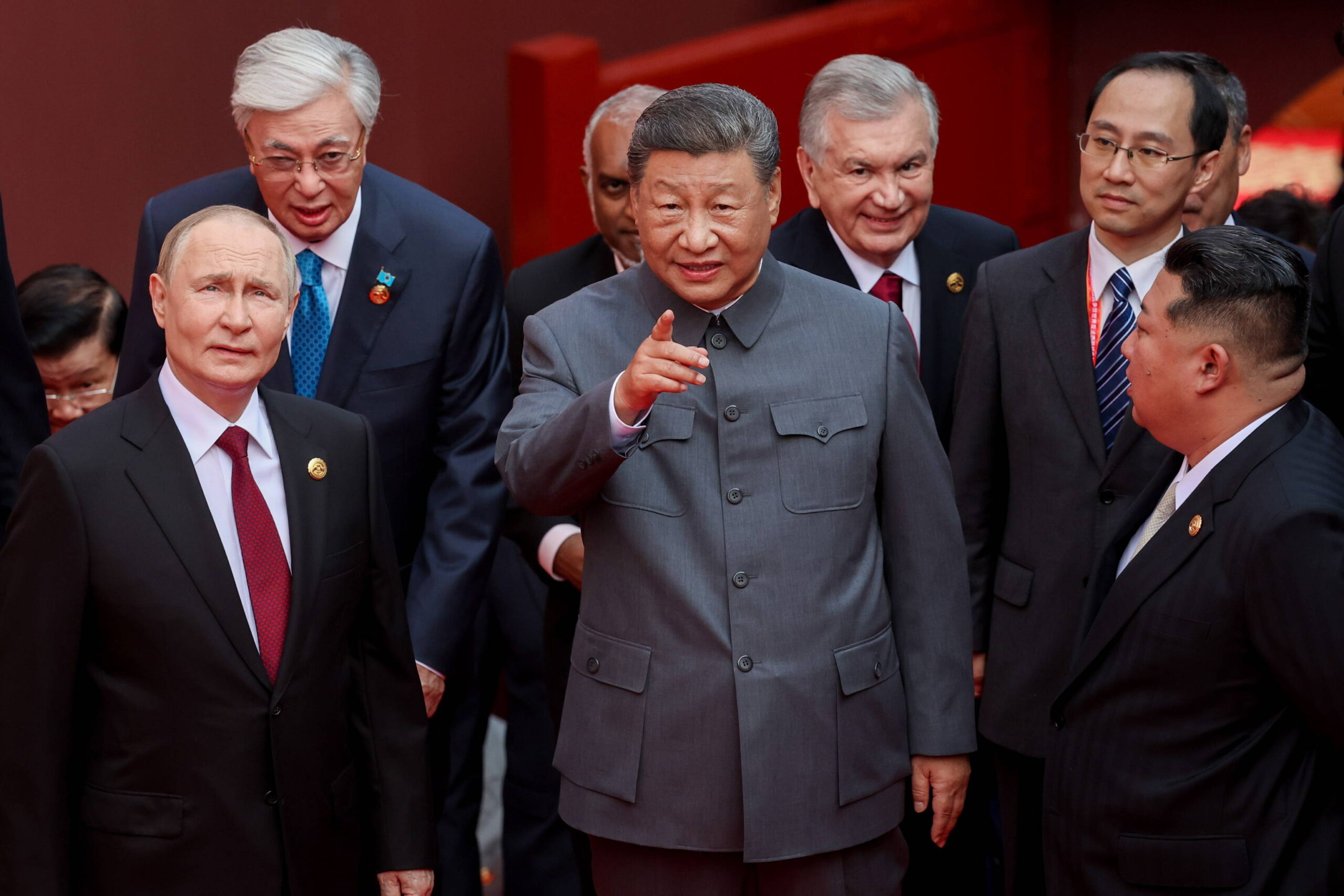 Xi marca el rumbo a seguir, con Putin y Kim a su lado: en el lenguaje corporal de las imágenes difundidas por la propaganda del régimen, el anfitrión es también el eje central. Foto: Alexander Kazakov / ZUMA