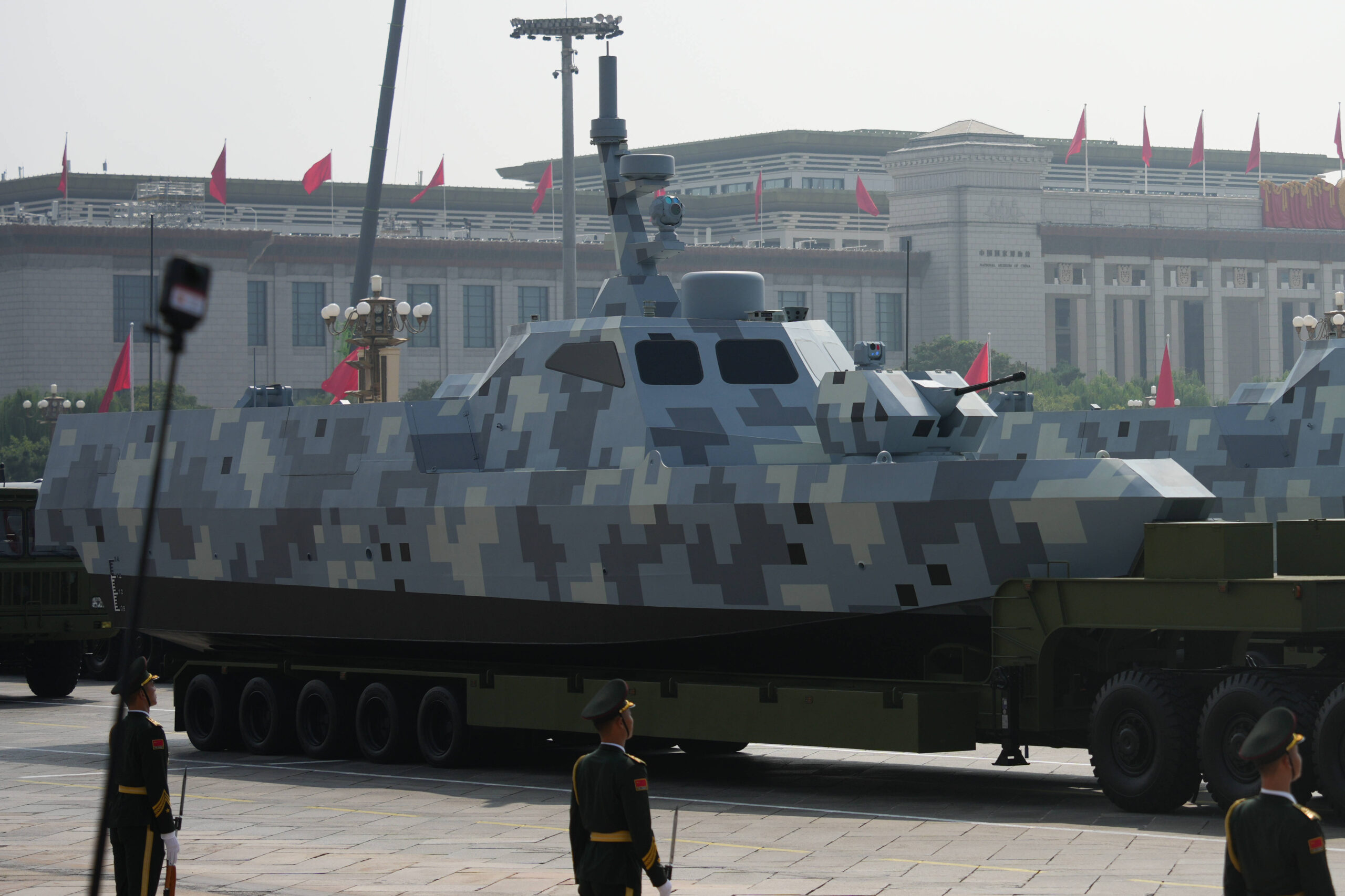 Una embarcación de superficie no tripulada con camuflaje pixelado, transportada en un remolque: ¿se había exhibido en China, un año antes, la clave táctica de la crisis de Ormuz? Foto: Ethan Hunter / ZUMA