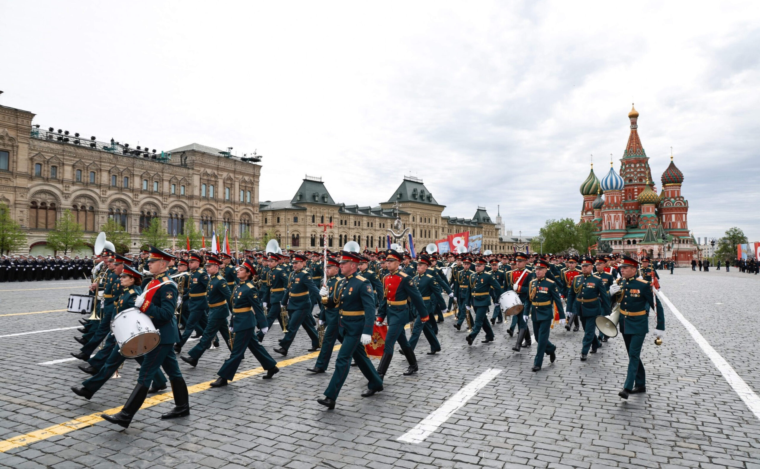 Sin ni un solo blindado que lo acompañe, la pompa de los uniformes de gala apenas consigue disimular el vacío de la calzada. Foto oficial (Kremlin)