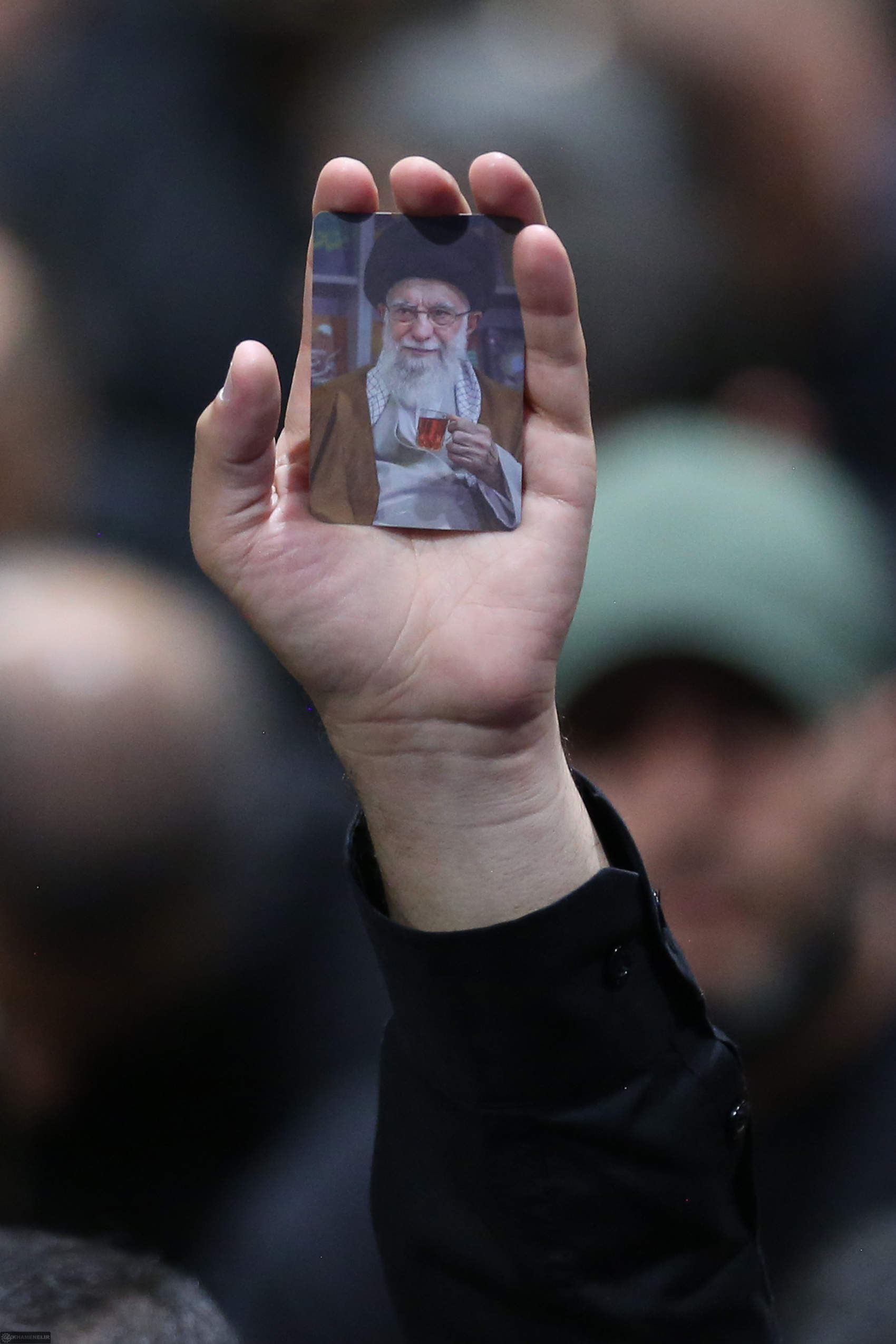 La multitud enarbola numerosas fotos del ayatola Jamenei. © Oficina del Guía Supremo de Irán a través de ZUMA Press