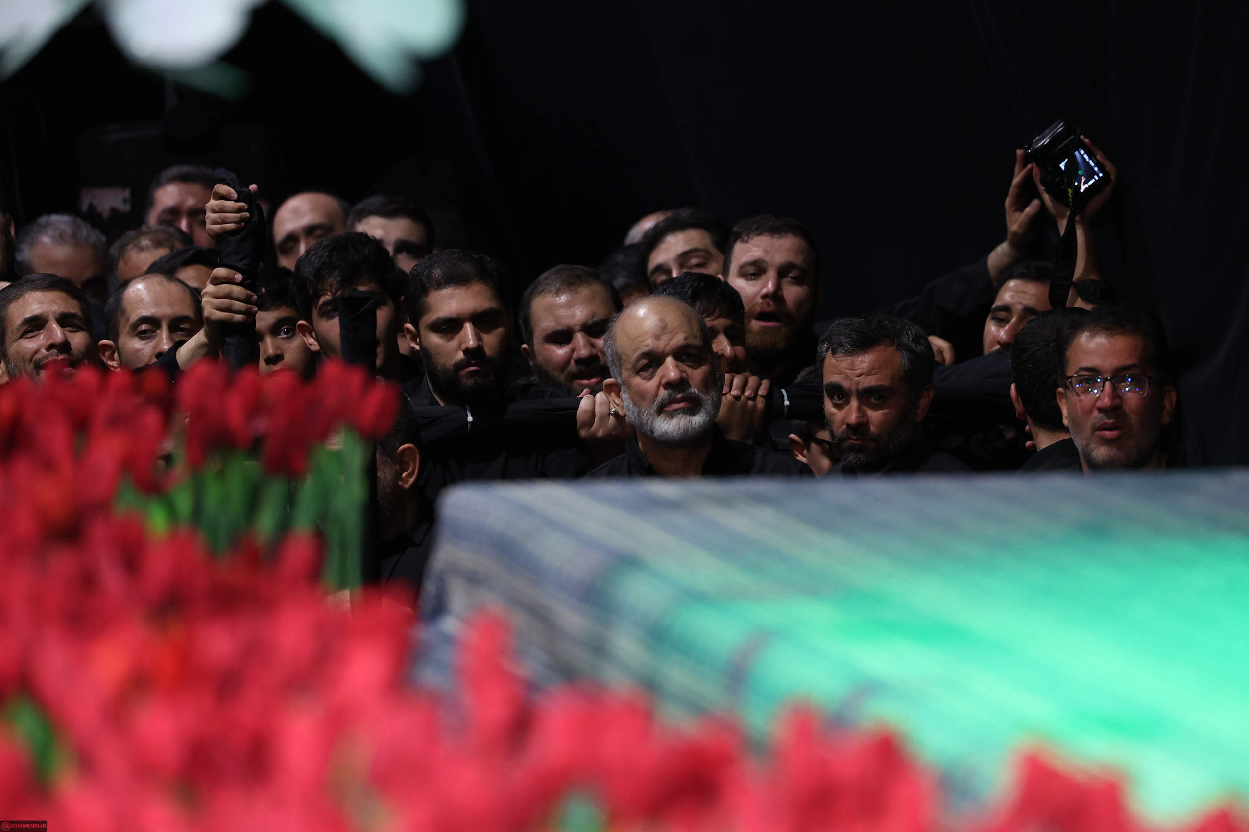 Ahmad Vahidi, el nuevo comandante en jefe del Cuerpo de los Guardianes de la Revolución Islámica, rinde homenaje ante el féretro del ayatola Ali Jamenei. © Oficina del Guía Supremo de Irán a través de ZUMA Press.