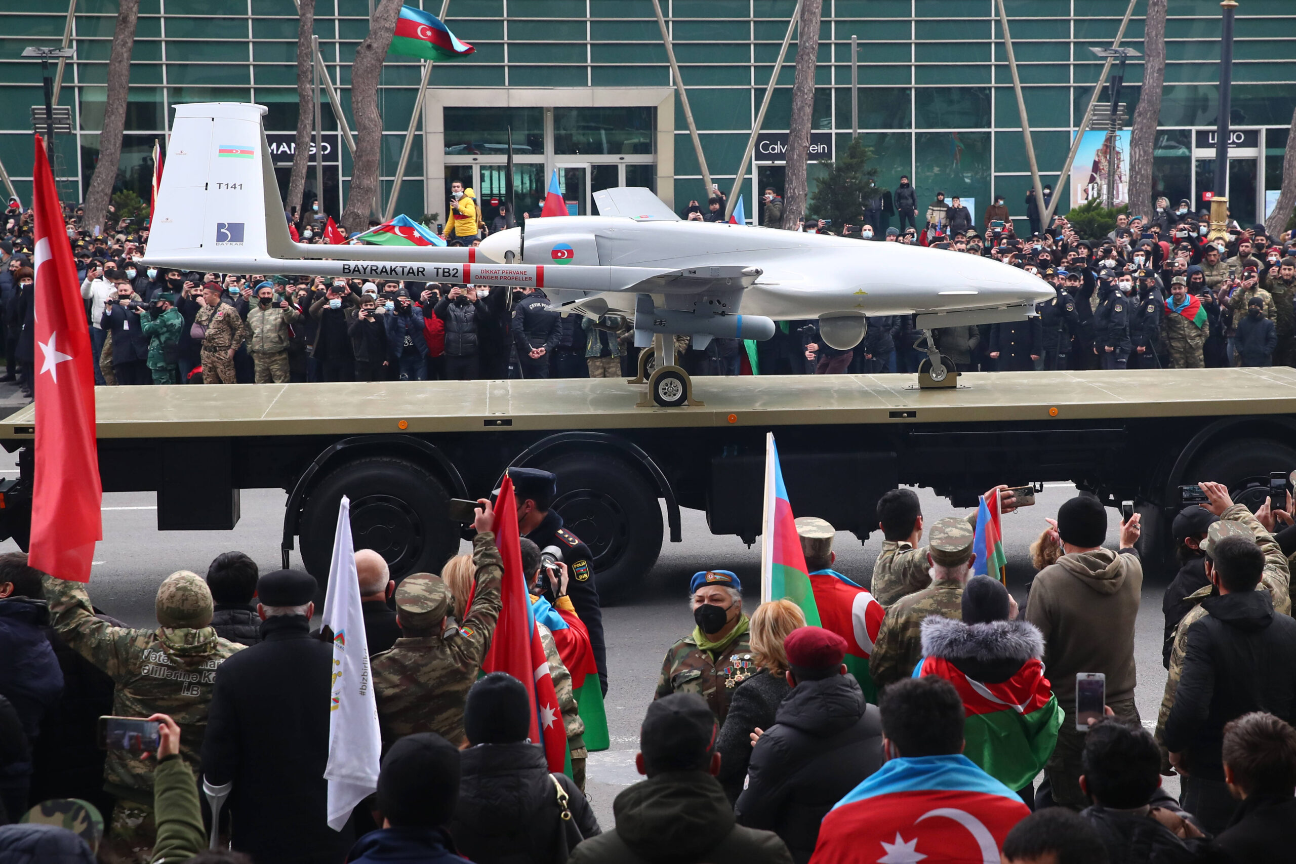 Un dron Bayraktar TB2 se exhibe durante un desfile militar que conmemora el fin del conflicto armado del Nagorno-Karabaj, el 10 de diciembre de 2020 en Bajú, Azerbaiyán.  © Valery Sharifulin/TASS/Sipa USA