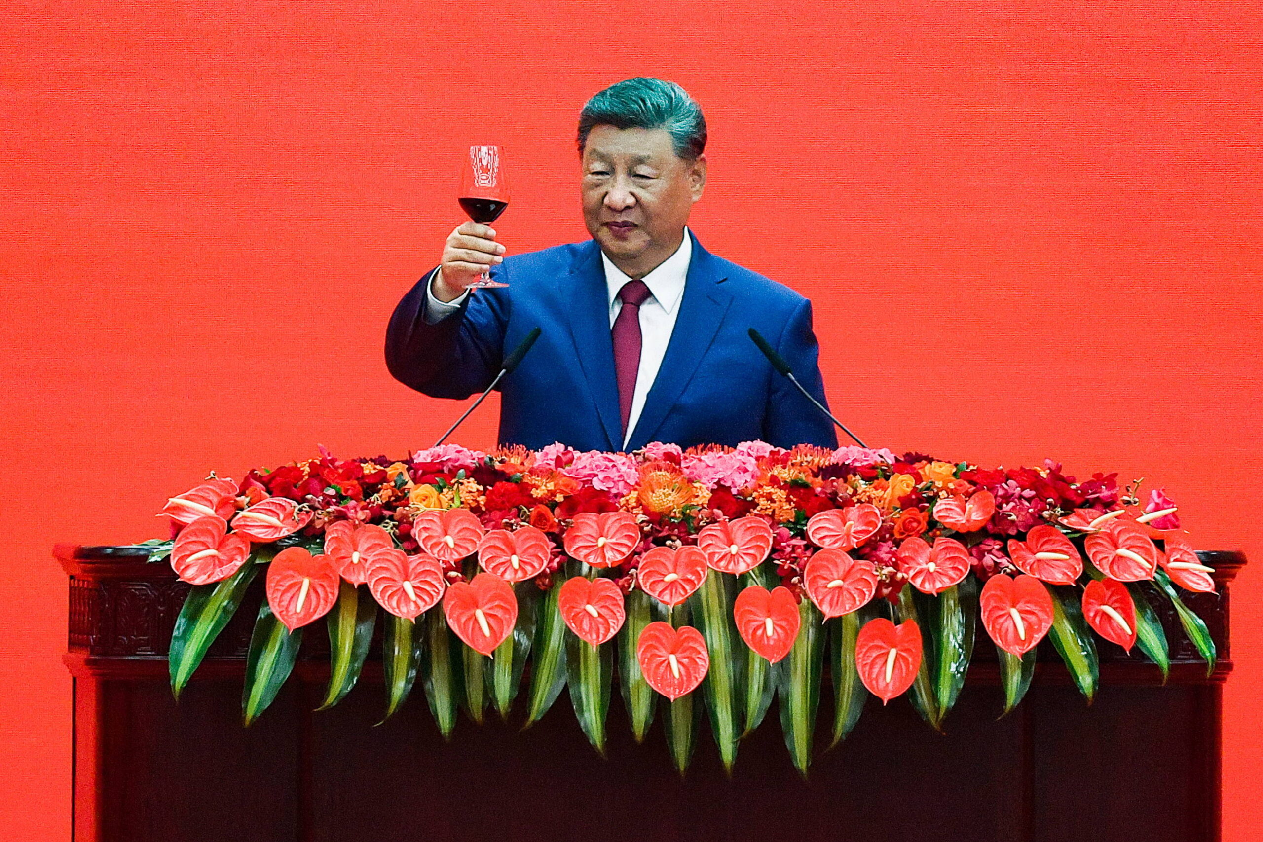 En el banquete celebrado en el Palacio de la Asamblea Popular, Xi brinda: tras el cuello Mao de la mañana, el traje occidental y la corbata de la tarde son propios de un anfitrión afable, y ya no de un jefe militar. Foto: Vladimir Smirnov / TASS