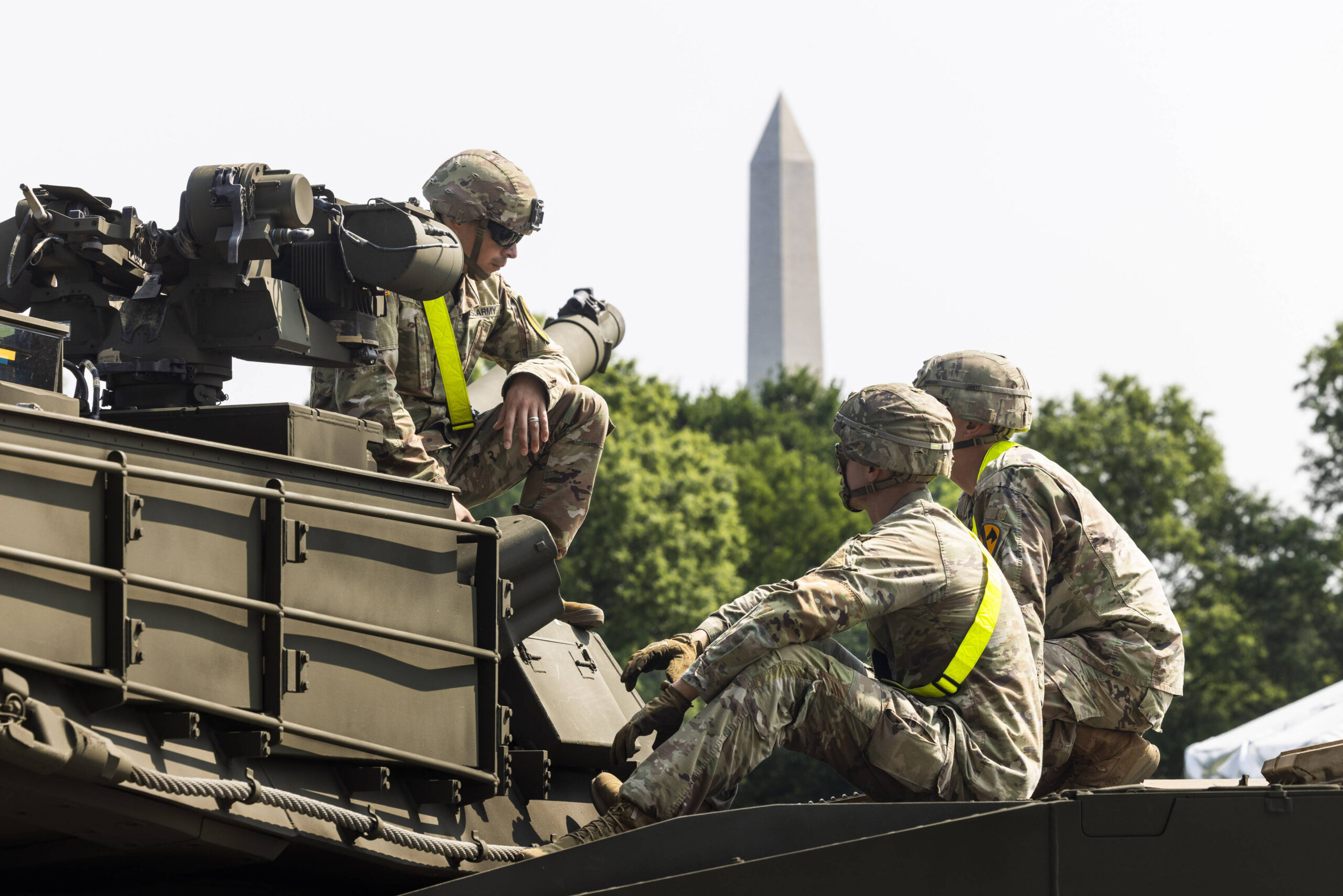 Soldados del Ejército de Estados Unidos encaramados a su vehículo blindado a los pies del Monumento a Washington; en los días previos al desfile, el paisaje urbano de la capital se convierte en una zona de despliegue. Foto: UPI / Newscom