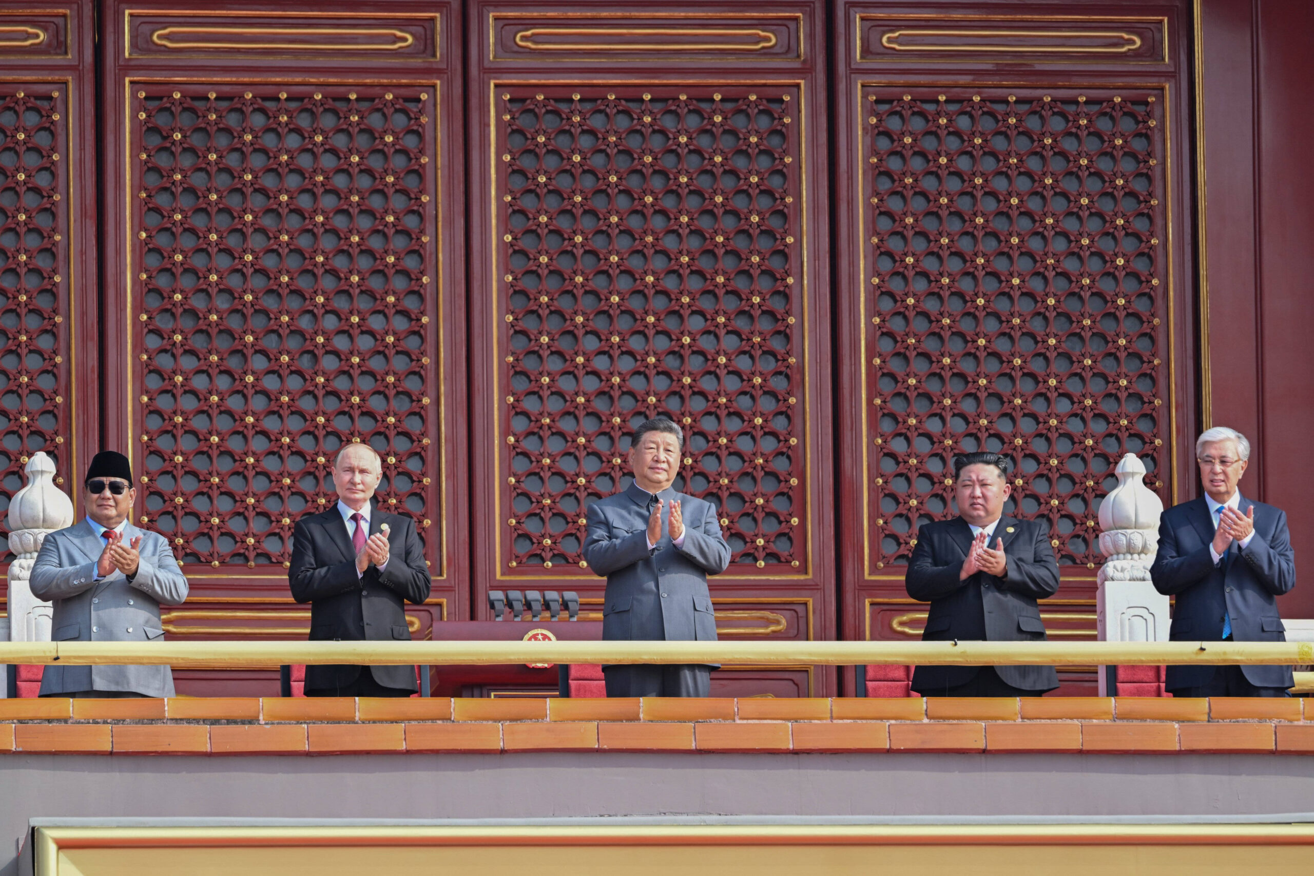 En la tribuna de la Puerta de Tiananmen, Xi Jinping se encuentra en el centro, Putin a su derecha y Kim Jong-un a su izquierda. La primera imagen del trío es una composición que refleja la jerarquía en los puestos de un podio. Foto: EPN Newscom