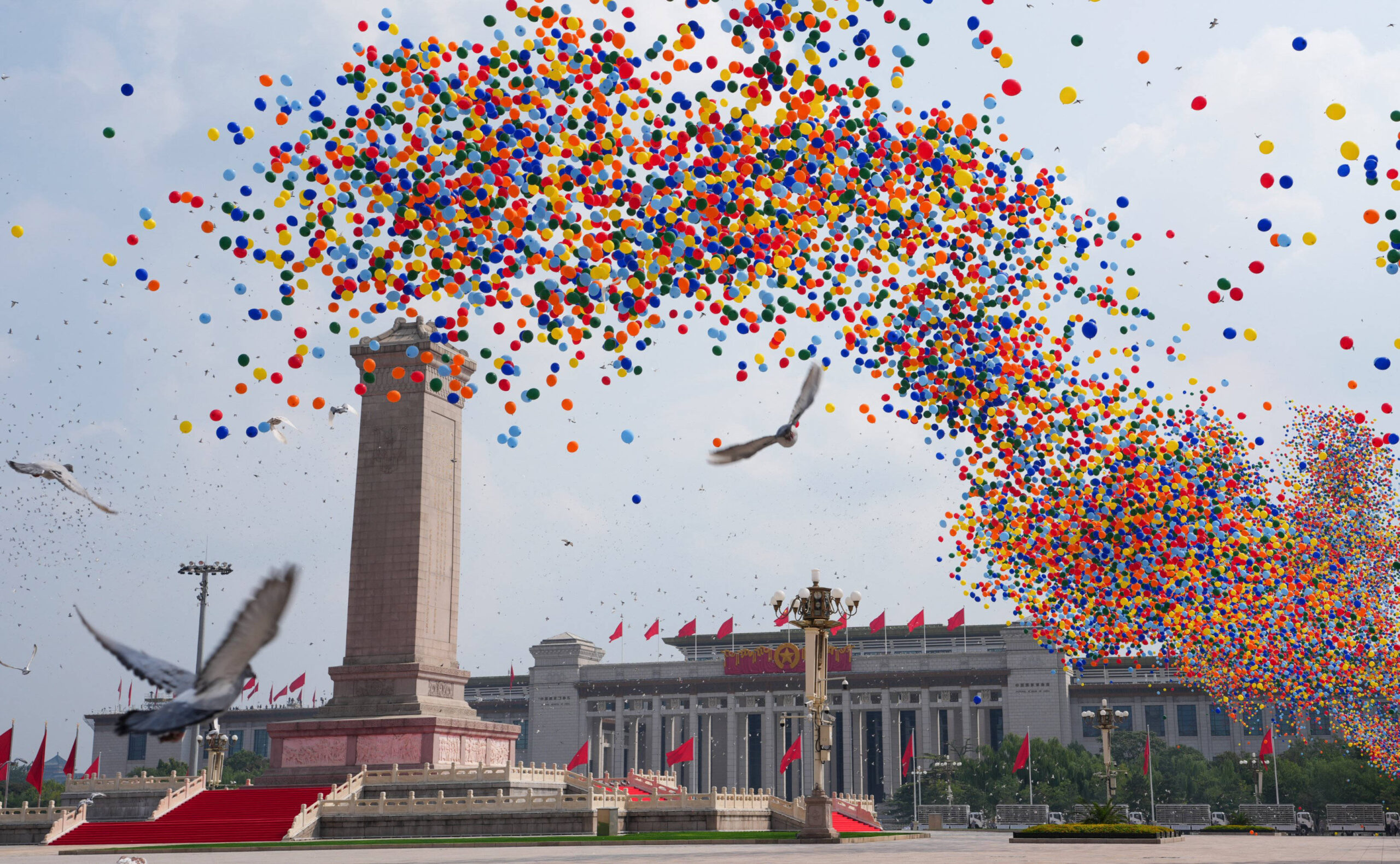 Decenas de miles de globos y 80.000 palomas sueltas en la clausura sobre Tiananmen: tras el arsenal, el lenguaje de la paz. Foto: EPN / Newscom