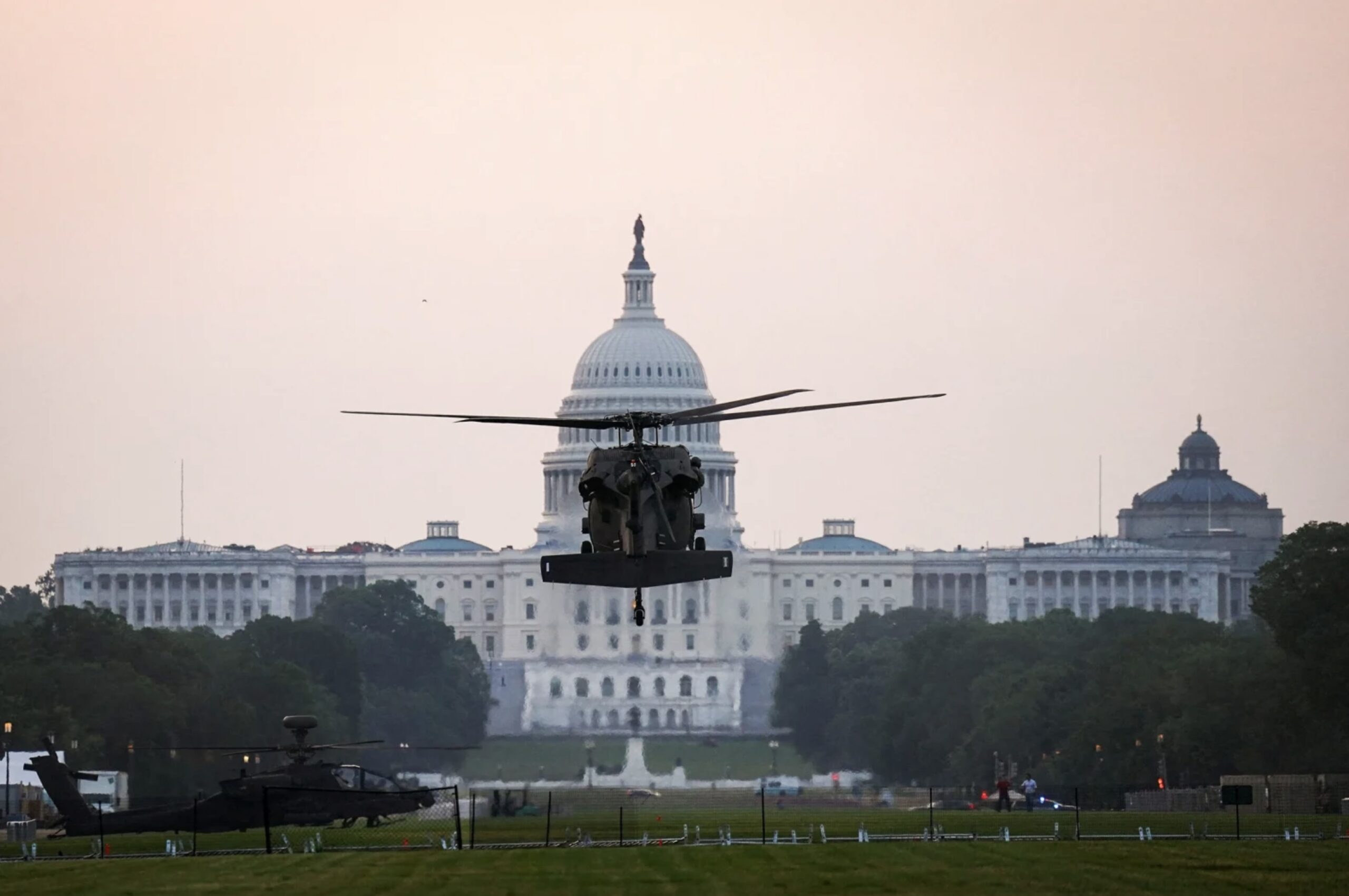 Un Black Hawk en vuelo estacionario frente al Capitolio: la CNN ha elegido esta imagen, que muestra un cara a cara entre el ejército y la sede del poder legislativo, para su cobertura del suceso. Foto: CNN