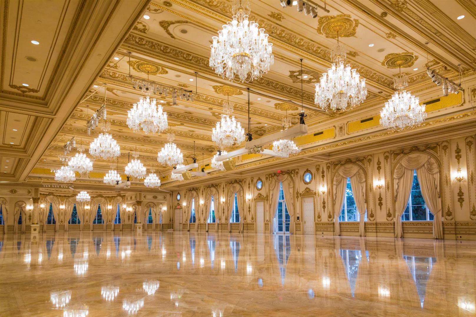 El gran salón de baile Donald J. Trump de Mar-a-Lago, construido en 2005: techos dorados, lámparas de cristal y suelo de mármol pulido.