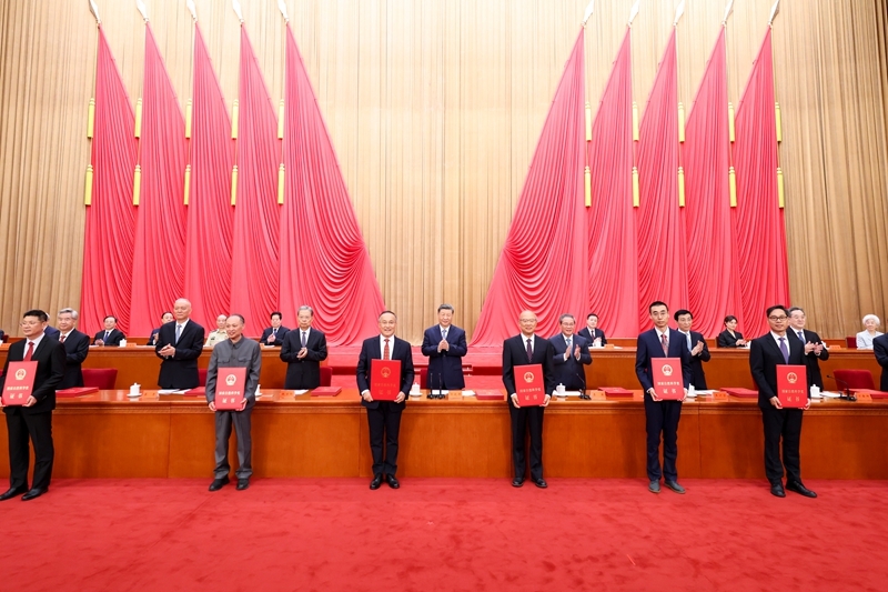 Xi Jinping y los dirigentes del Partido Comunista Chino entregan los principales premios nacionales de ciencia y tecnología durante una ceremonia celebrada en el Gran Salón del Pueblo, en Pekín, el 8 de julio de 2026. Foto: Xinhua