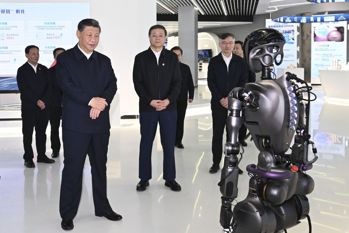 Xi Jinping visita una exposición dedicada a las innovaciones científicas y tecnológicas en Shanghái, el 28 de noviembre. Foto: Xinhua