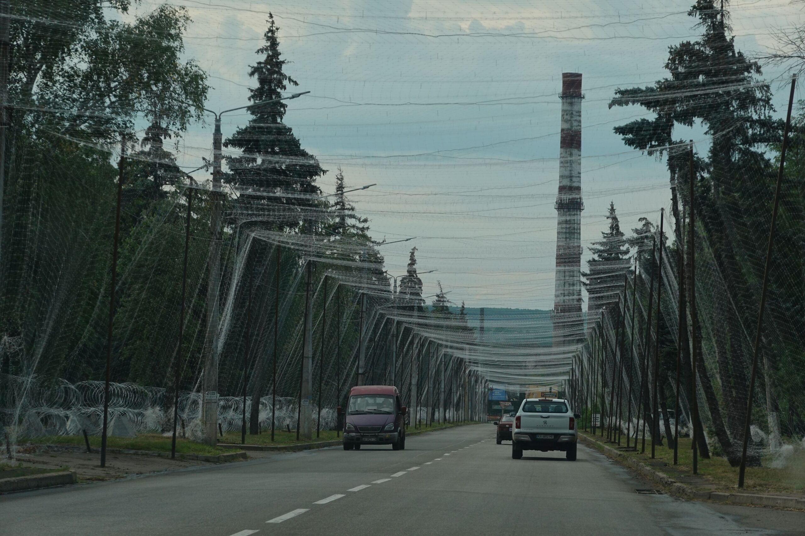 Red antidrones y alambre de púas en Kramatorsk, el 9 de julio de 2026.