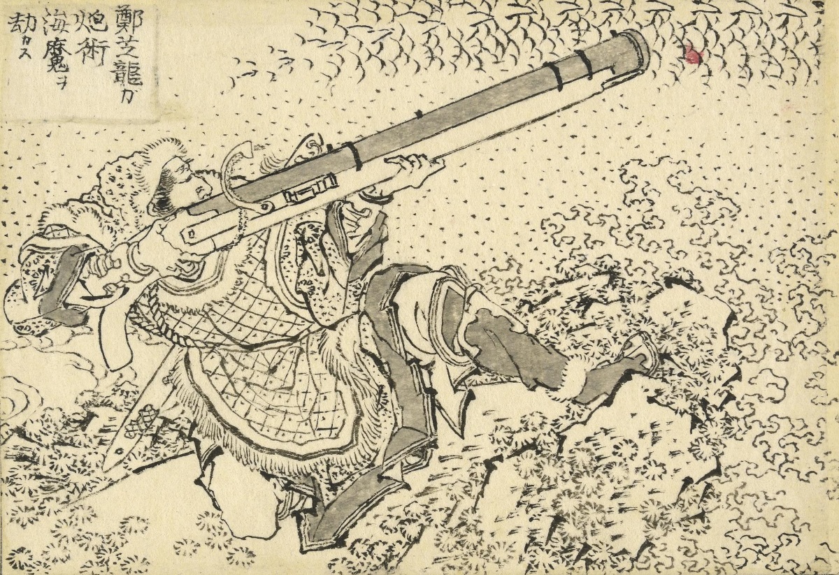 El hecho de que Katsushika Hokusai dedicara un dibujo al patriarca del clan Zheng (Zheng Zhilong derrota al demonio de los mares gracias a su destreza en el manejo de la artillería, hacia 1820) pone de manifiesto toda la influencia de esta figura en el ámbito marítimo asiático. Originario de Fujian, conocido por los europeos con los nombres de Nicolás Gaspard o Iquan, aprendió portugués y se convirtió al catolicismo en Macao; posteriormente, se casó con la hija de un samurái en Japón, donde nació su hijo Koxinga. Intérprete de la Compañía Holandesa de las Indias Orientales en Taiwán, al mismo tiempo surcaba las costas chinas. Almirante, proto-soberano, contrabandista, intermediario entre el Imperio y el mar: su trayectoria encarna esa fluidez de estatus que constituía la fuerza del «Mediterráneo asiático» —y cuya leyenda, transformada aquí en una lucha contra un demonio marino, seguía circulando dos siglos más tarde desde Nagasaki hasta Cantón.