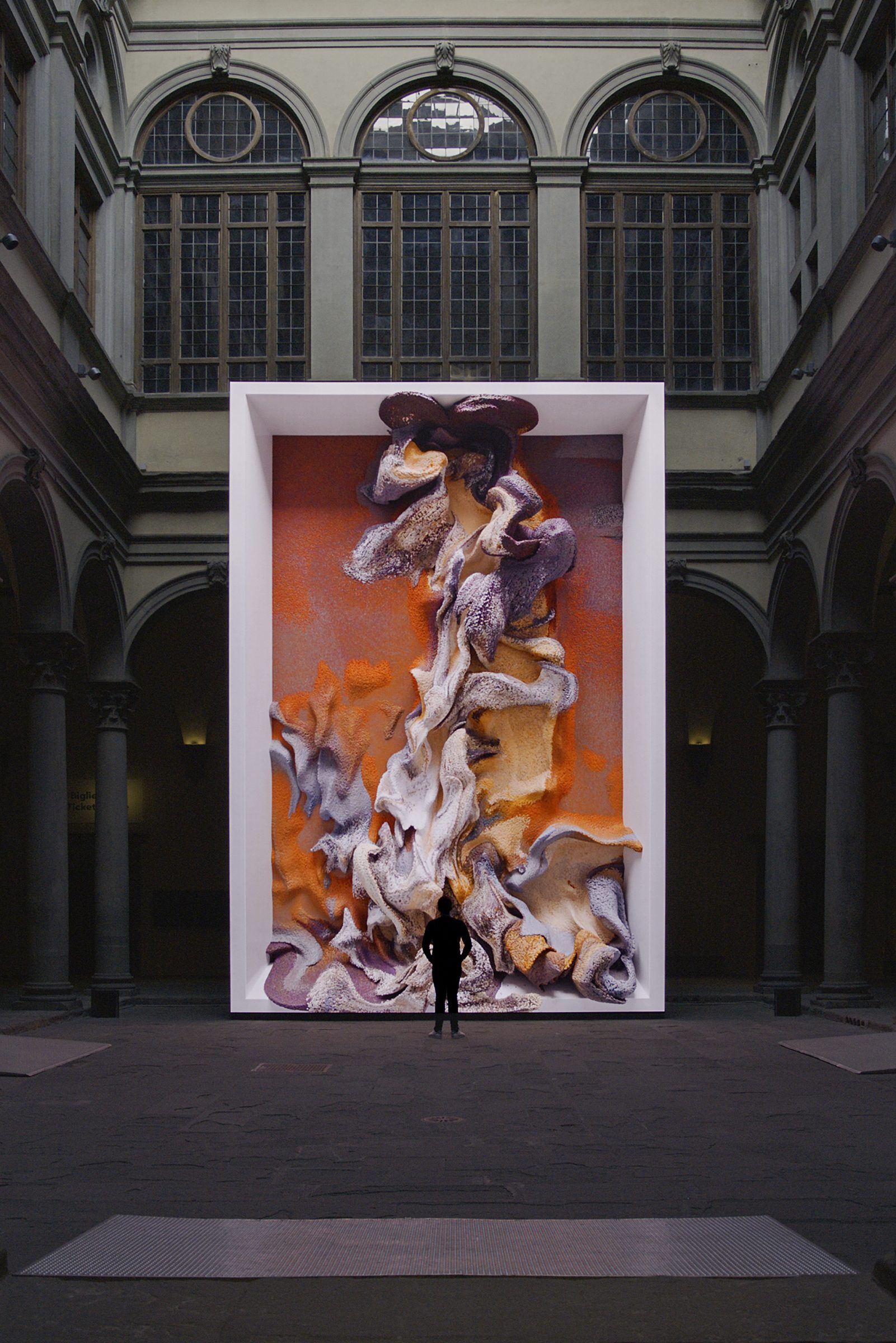 «Esta creación, que consiste en encontrar nuevas formas en los datos acumulados, es lo que la Ley de IA quiere que surja, y sobre todo no impedir, ya que se trata de regular la máquina para liberar al ser humano». Foto: Renaissance Dreams — Palazzo Strozzi, Refik Anadol Studio