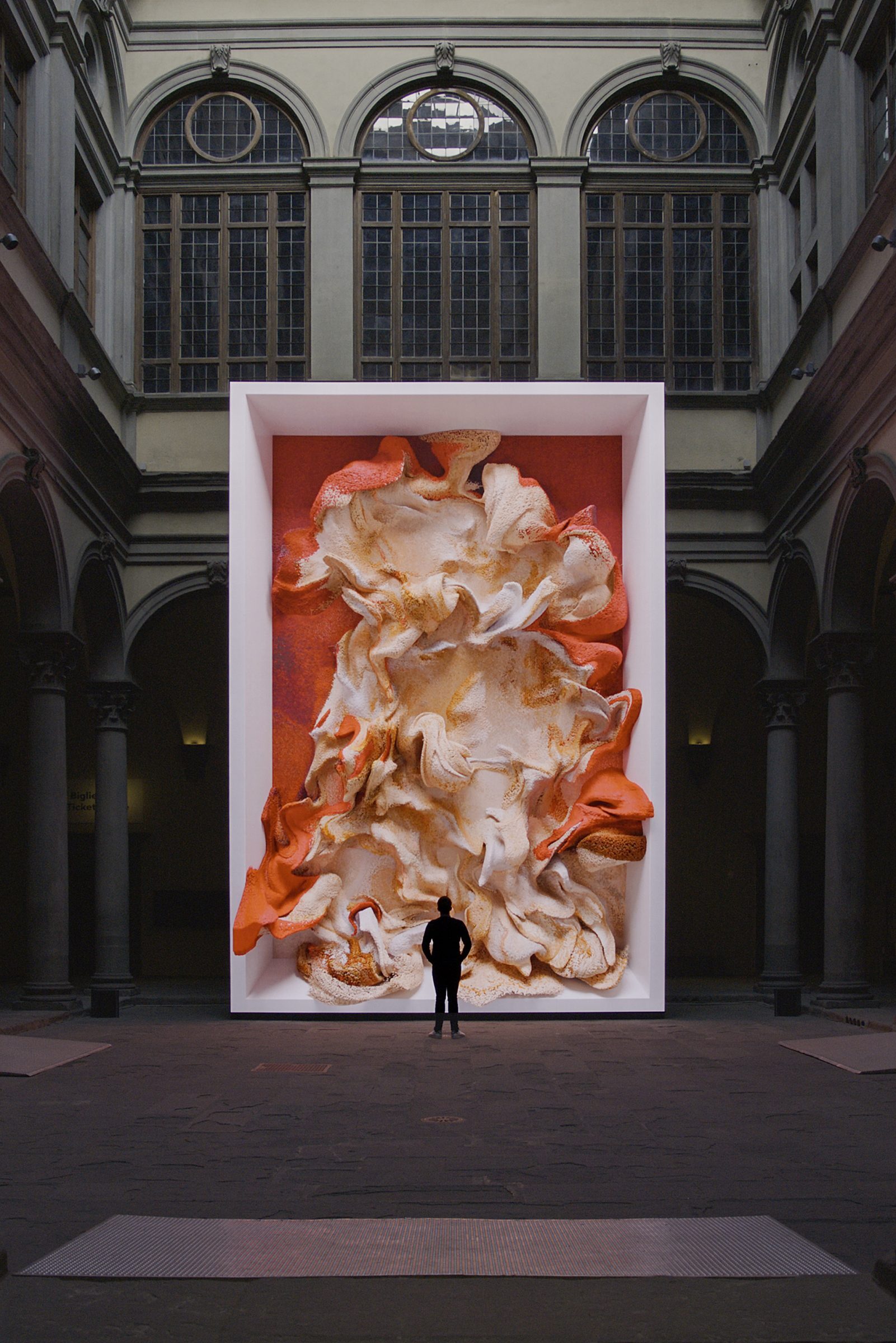 En esta obra de Refik Anadol, una inteligencia artificial entrenada con el patrimonio visual del Renacimiento hace surgir formas inéditas en una de las obras maestras de la arquitectura civil florentina. Foto: Renaissance Dreams — Palazzo Strozzi, Refik Anadol Studio