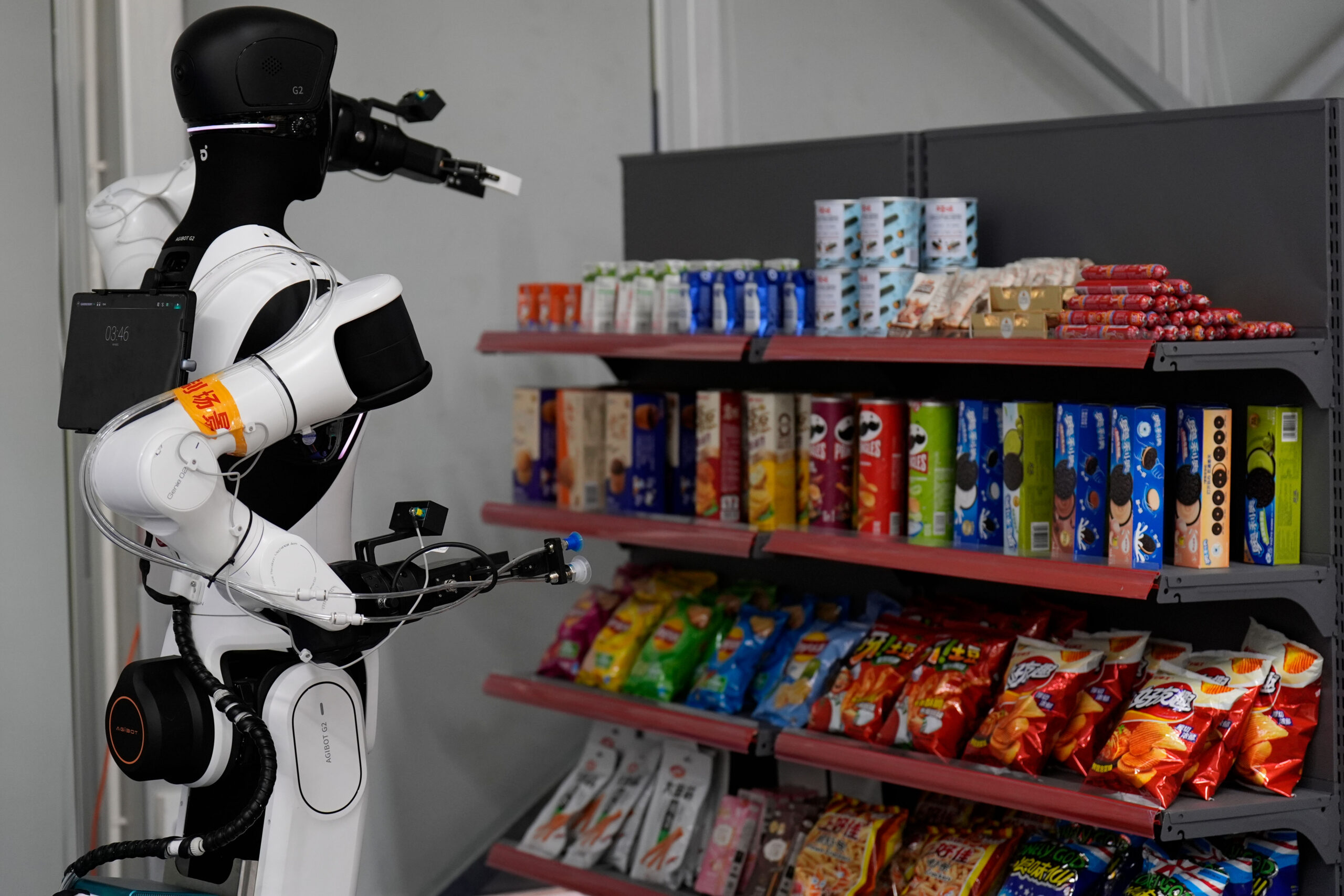 Unos robots simulan el trabajo de reponer productos en un supermercado.