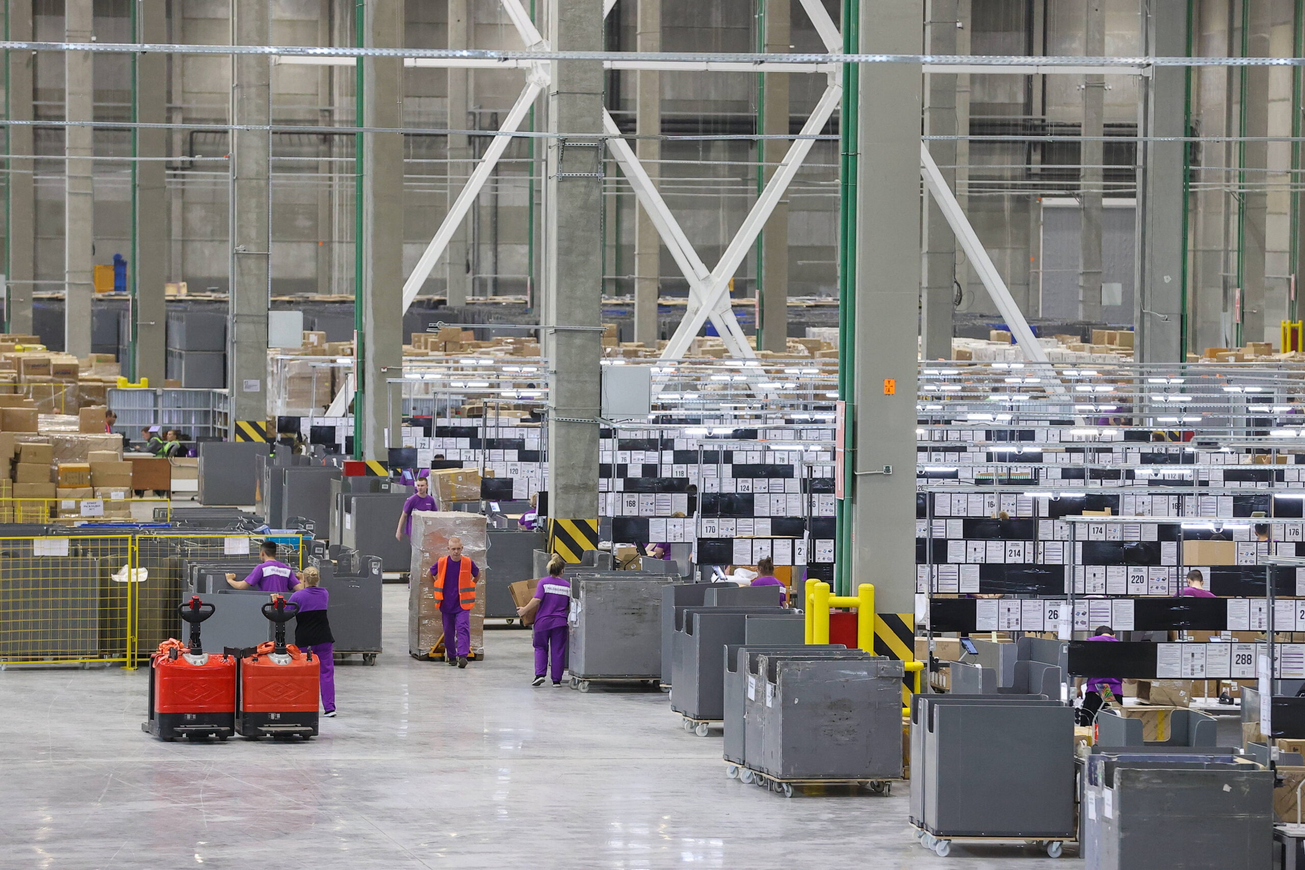 Muchas pequeñas empresas dependen de este gigante de la distribución para la venta y el almacenamiento de sus mercancías, lo que convierte a sus almacenes en objetivos estratégicos. Foto: Donat Sorokin/TASS/Sipa
