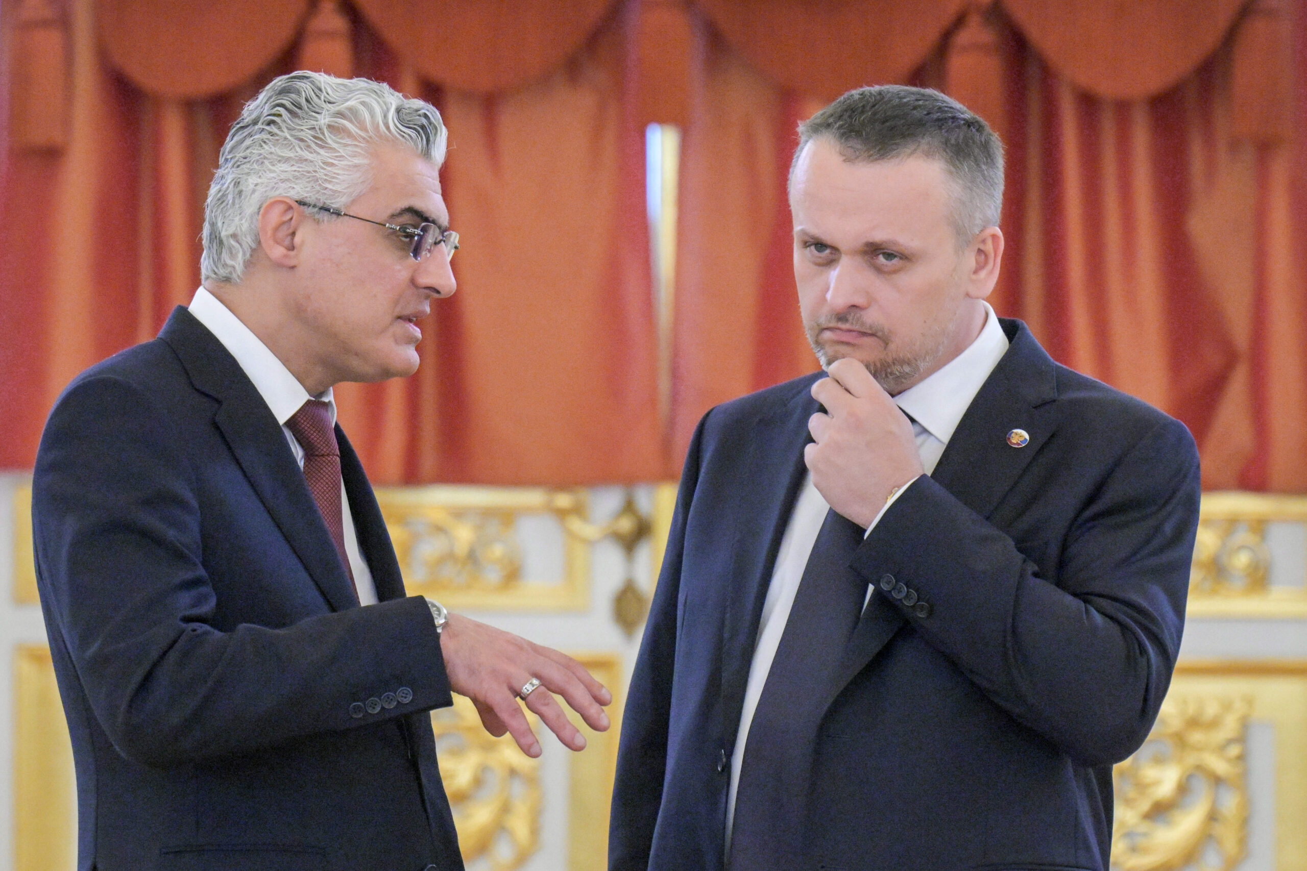 Robert Mirzoyan, director ejecutivo del grupo Russ y persona cercana al Kremlin, que aparece aquí conversando con el ministro de Transportes, Andrei Nikitin (a la derecha), asume el cargo de director general de la empresa tras la fusión. Tatiana Kim ha conservado el cargo de consejera delegada. Foto: Donat Sorokin/TASS