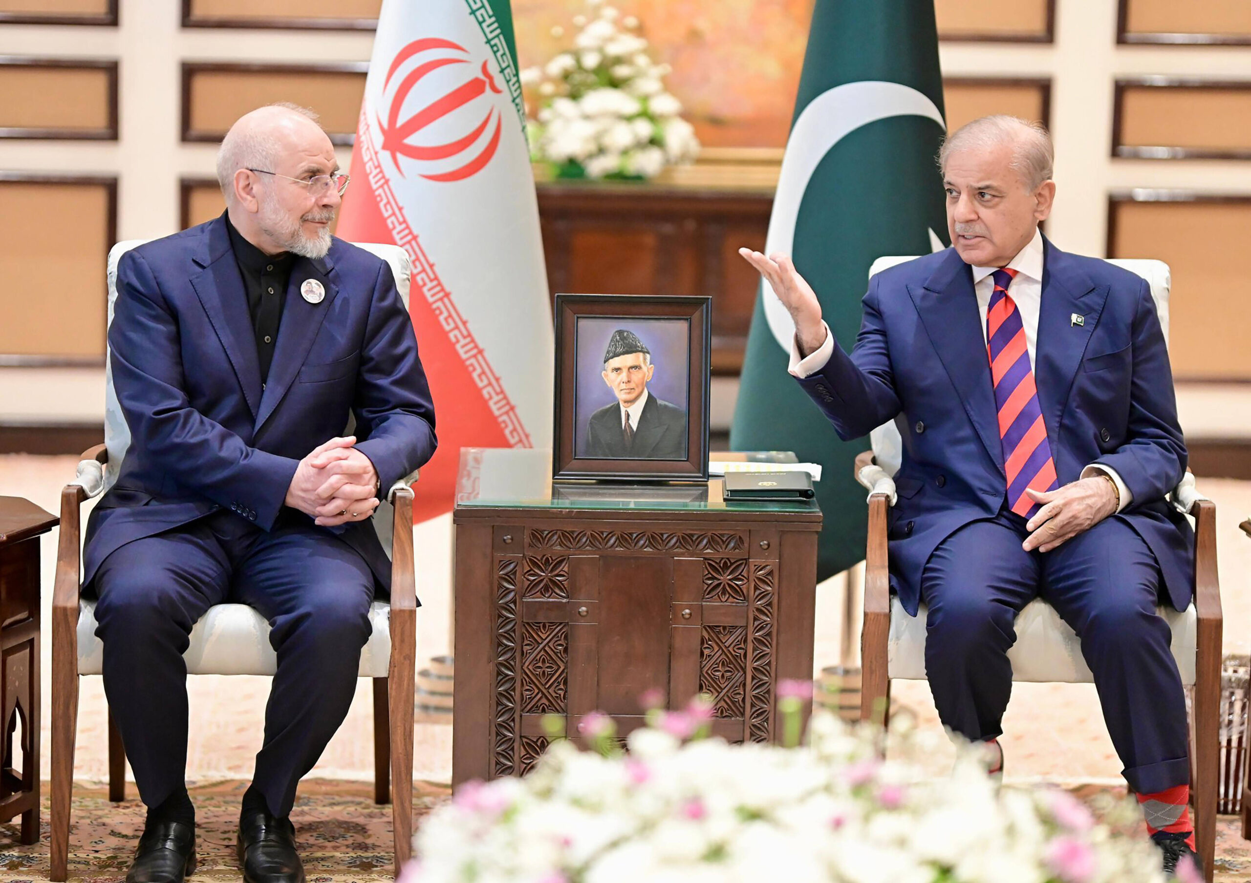 El primer ministro pakistaní, Shehbaz Sharif, se reúne con el presidente del Parlamento iraní, Mohammad Bagher Ghalibaf.