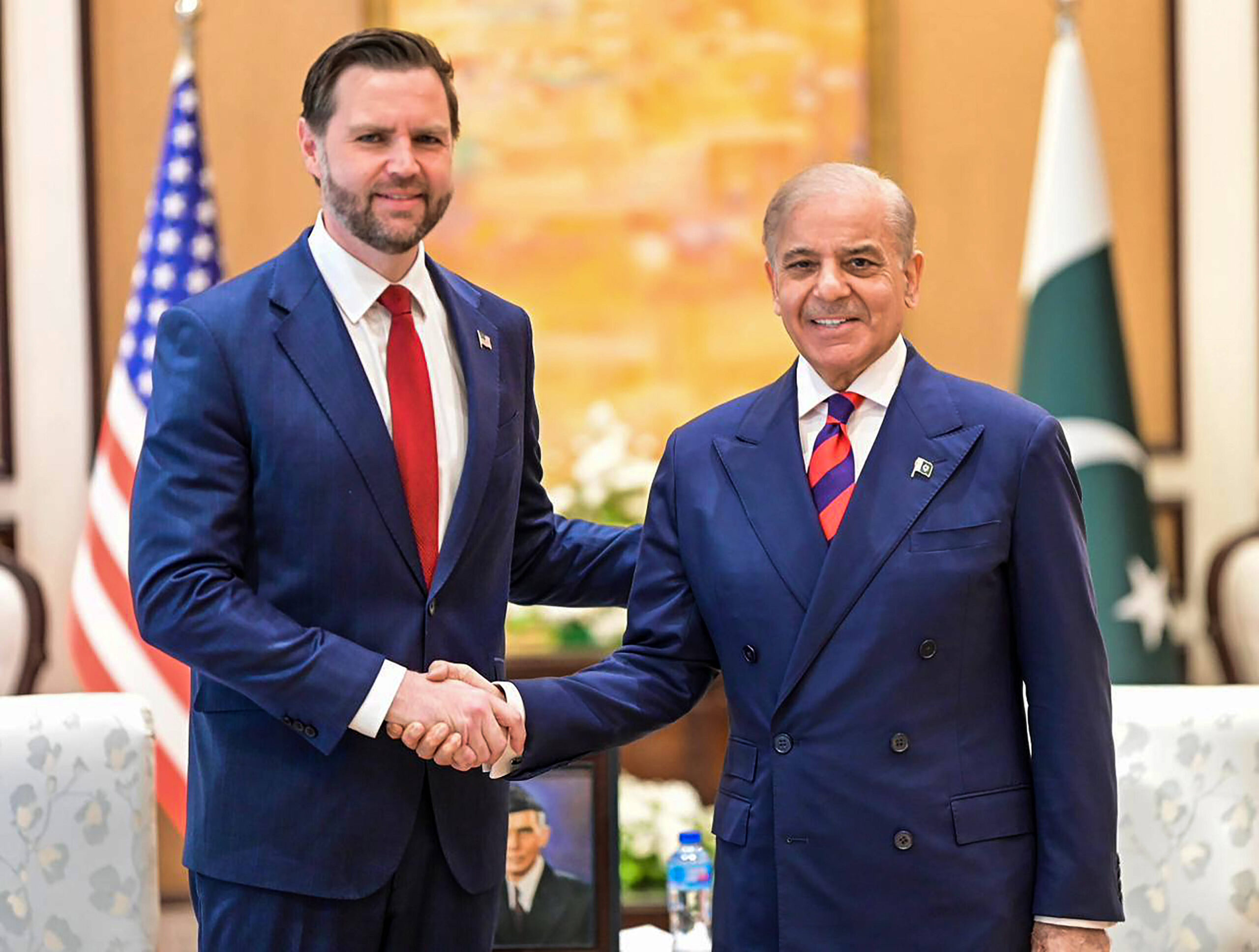 Shehbaz Sharif junto al vicepresidente estadounidense J.D., antes de las conversaciones de paz entre Estados Unidos e Irán, en Islamabad, el 11 de abril de 2026. Crédito: Oficina del primer ministro de Pakistán / Sipa