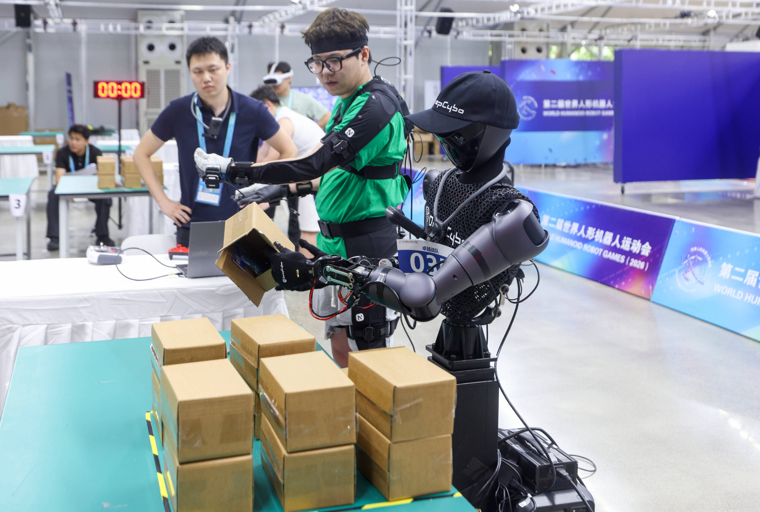 Un robot humanoide durante la prueba «Caja: embalar y desembalar»