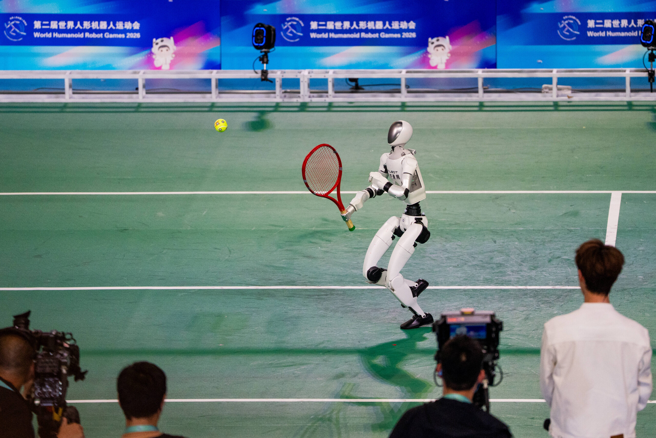 Un robot humanoide juega tenis durante la ceremonia de inauguración.