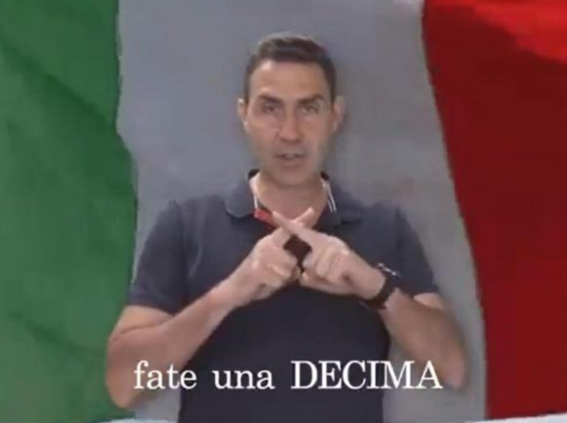 Captura de pantalla de un video de campaña de Roberto Vannacci para las elecciones europeas de 2024, en el que cruza los dedos en forma de X frente a la bandera italiana y dice «fate una DECIMA» («hagan una Decima»). La Decima Flottiglia MAS (Xª MAS) fue en sus orígenes una unidad de élite de la Regia Marina, especializada en ataques submarinos (en Malta y Alejandría). Tras el armisticio del 8 de septiembre de 1943, bajo el mando de Junio Valerio Borghese, se unió a los alemanes y a la República Social de Salò, convirtiéndose en una de las milicias más violentas de la RSI.
