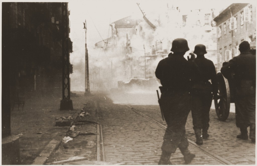 Soldados alemanes dirigen su artillería hacia un foco de resistencia durante el levantamiento del gueto de Varsovia en 1943. Crédito: Museo Memorial del Holocausto de EE. UU.