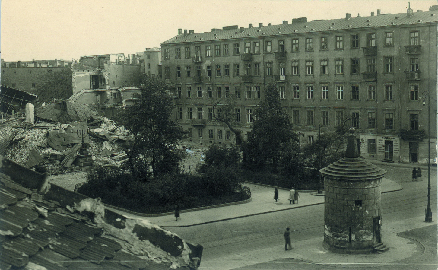 El 16 de mayo de 1943, el SS-Brigadeführer y general de división de la policía Jürgen Stroop dio la orden de hacer estallar la Gran Sinagoga e incendiar la biblioteca. Crédito: Instituto Histórico Judío.
