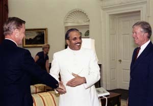 El general Muhammad Zia-ul-Haq estrecha la mano del asesor de seguridad nacional Zbigniew Brzezinski, con el presidente Jimmy Carter a su lado, el 3 de octubre de 1980.