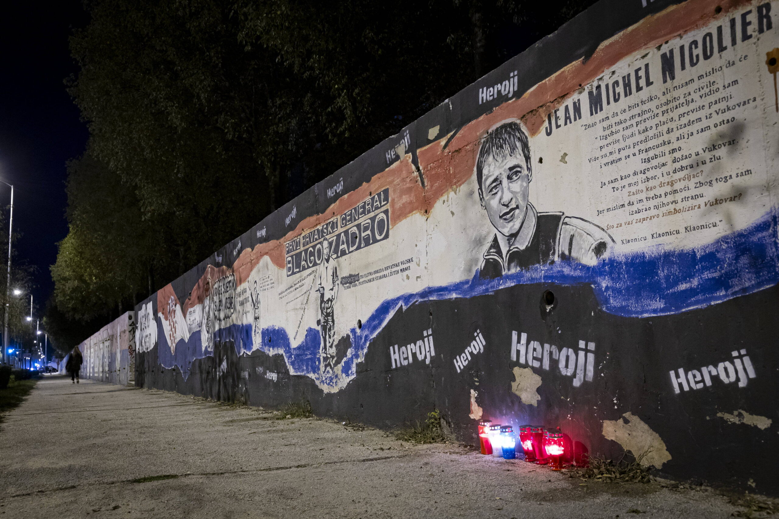Velas encendidas frente a un mural en homenaje a Jean-Michel Nicolier, en la calle Vukovarska, Split, Croacia.