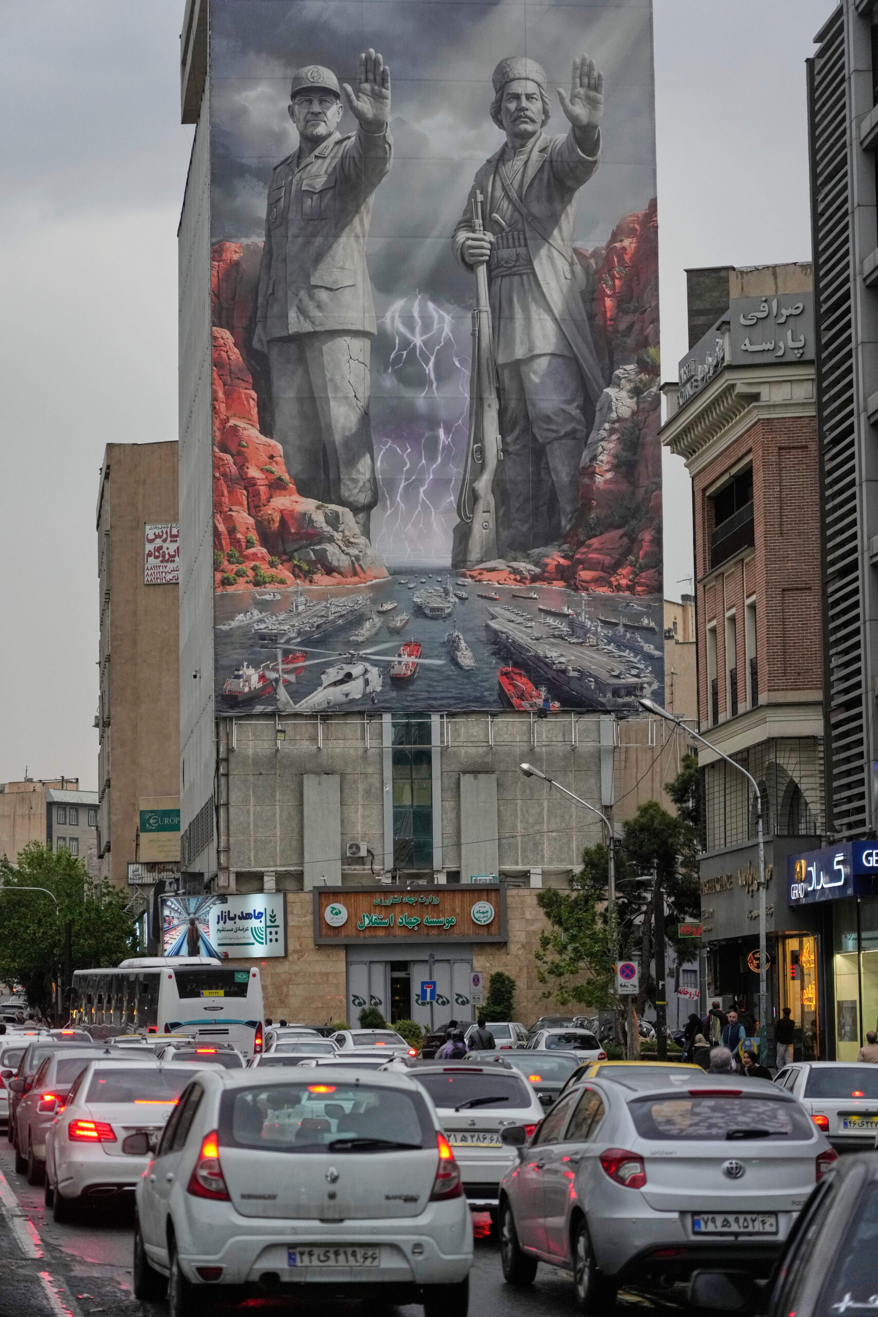 Las dos estatuas impiden el paso del ejército estadounidense por el estrecho de Ormuz. El cartel se encuentra en la fachada de un edificio del centro de Teherán, el lunes 20 de abril de 2026. © Vahid Salemi.