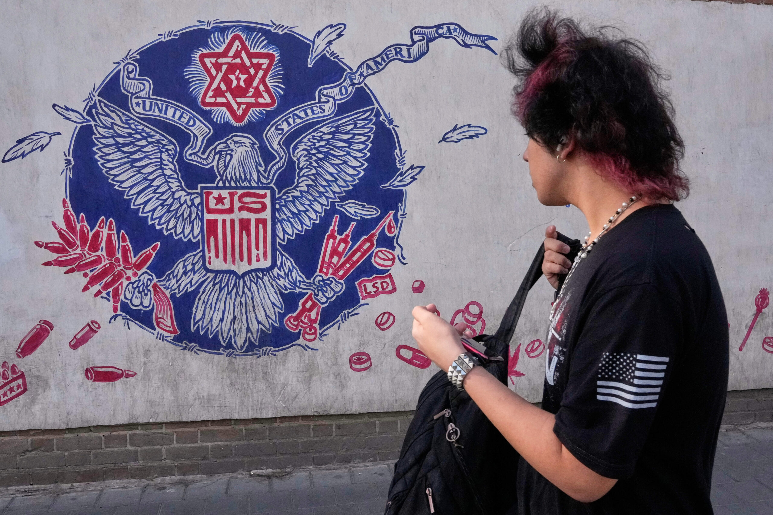 Ilustraciones en las paredes de la antigua embajada estadounidense en Teherán, 12 de junio de 2026.