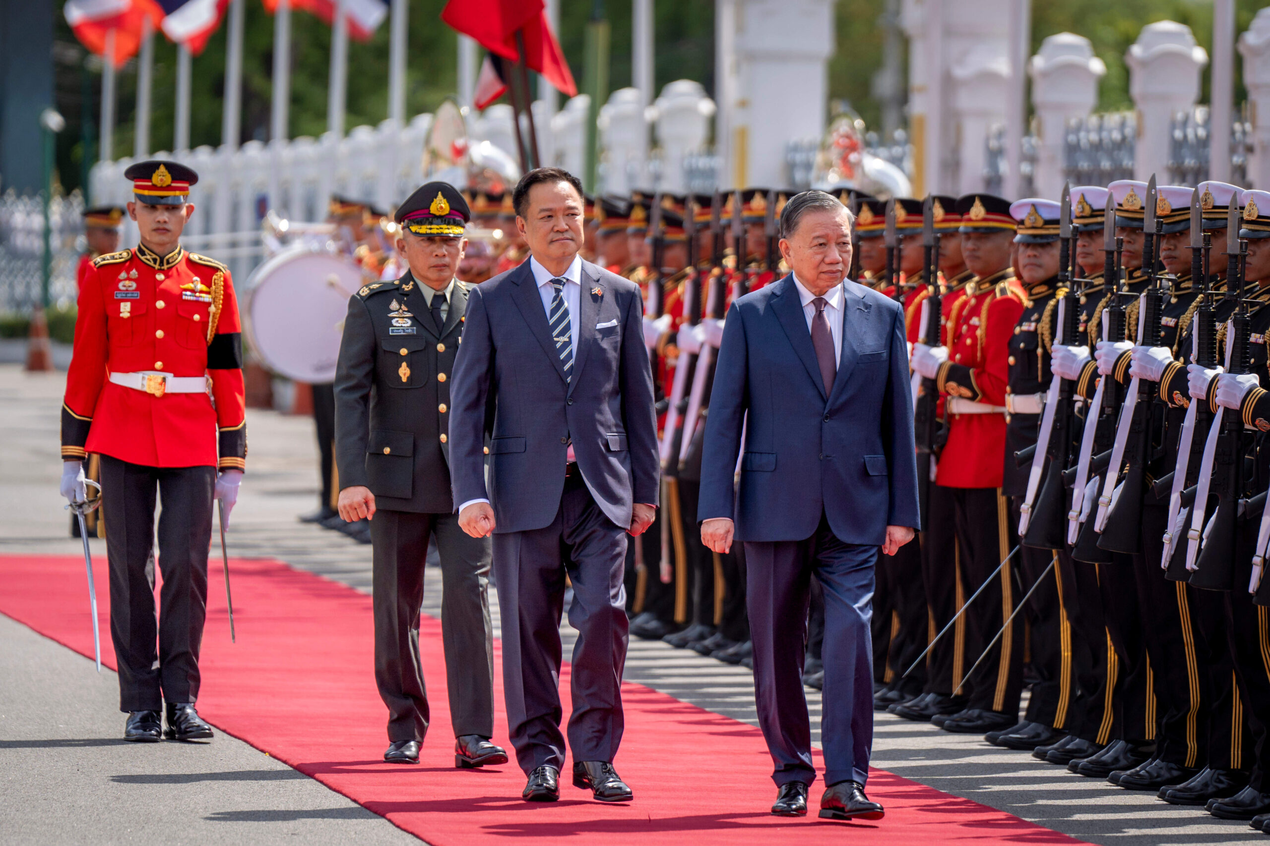 El primer ministro tailandés, Anutin Charnvirakul, y Tô Lâm en Tailandia, el 28 de mayo de 2023.
