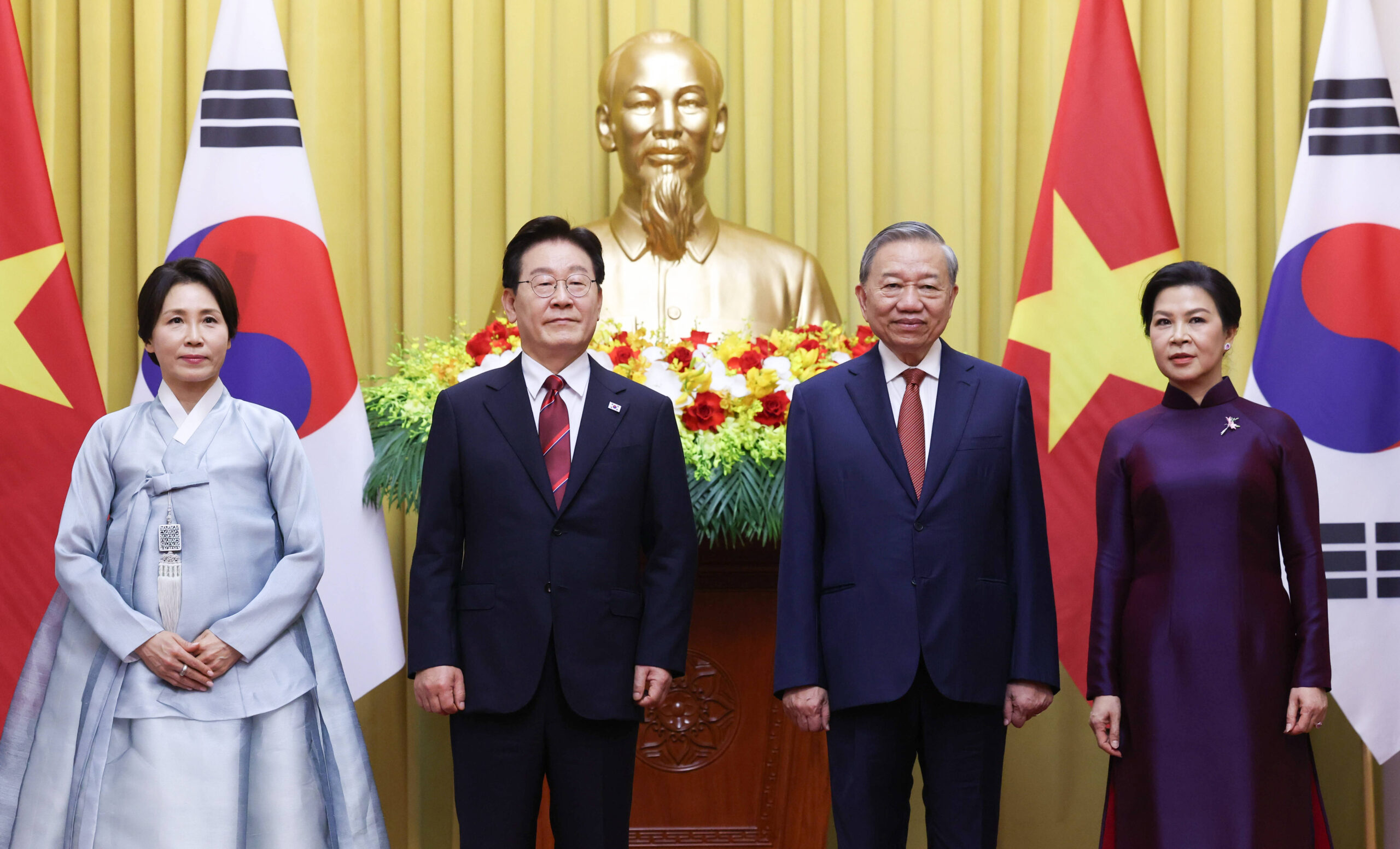 El presidente surcoreano Lee Jae Myung y su esposa Kim Hea Kyung junto a Tô Lâm y Ngô Phương Ly en Hanói, el 22 de abril de 2026.