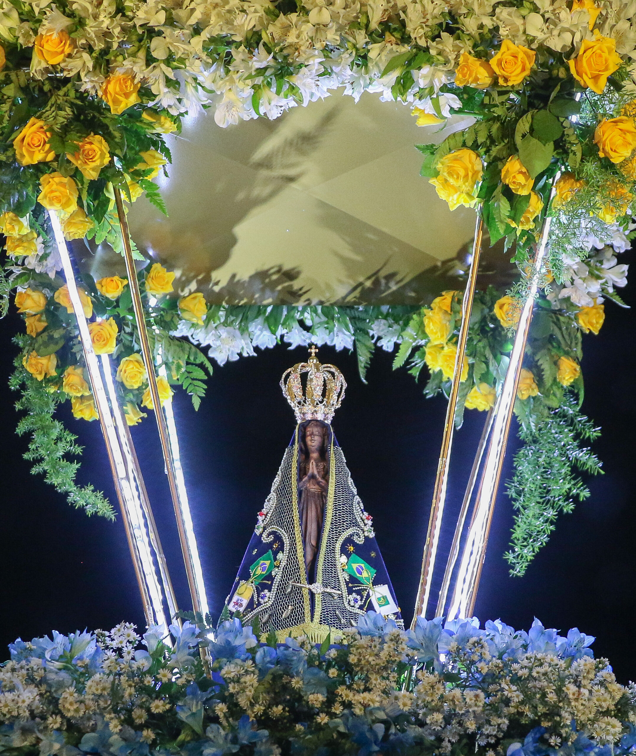 Celebración de la misa en honor a Nuestra Señora de Aparecida, seguida de la procesión tradicional a lo largo de la Explanada de los Ministerios en Brasilia. Foto: José Cruz/Agência Brasil