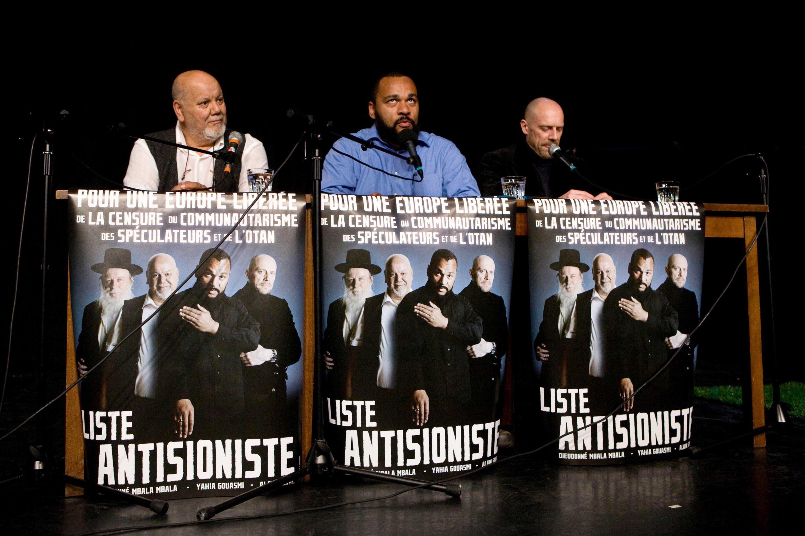 Yahia Gouasmi, Dieudonné y Alain Soral presentan su proyecto de lista «antisionista» para las elecciones europeas del 7 de junio de 2009 en el teatro «La Main d'Or», en París, el 4 de junio de 2009.