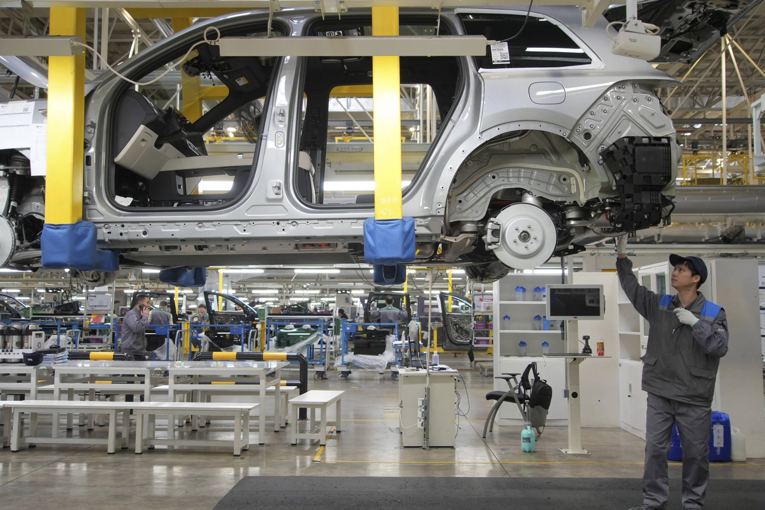 Un trabajador monta un SUV en una fábrica de automóviles de Li Auto, en Changzhou, en la provincia de Jiangsu, el miércoles 27 de marzo de 2024. © Chinatopix