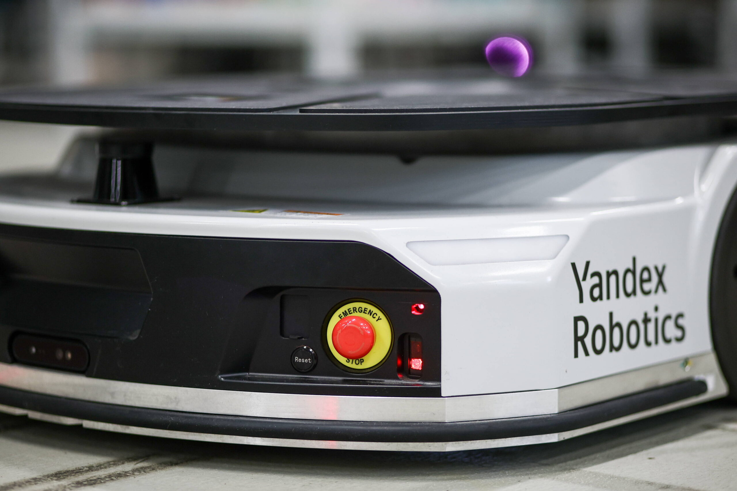 Los robots de Yandex Robotics ayudan a los empleados a preparar los pedidos realizados por Internet.  © Mikhail Tereshchenko/TASS/Sipa