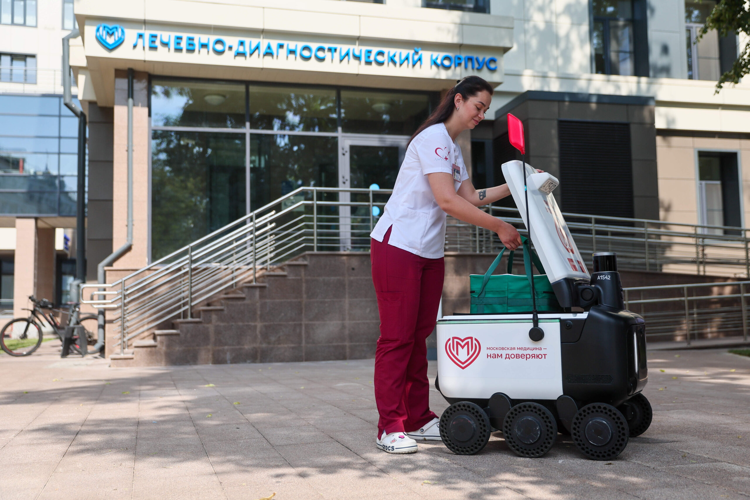 Desde marzo de 2026, se utilizan seis robots de reparto en el Hospital Clínico Municipal n.º 1 Pirogov y en el Hospital Clínico Municipal n.º 15 Filatov, en el marco de un proyecto piloto. © Sofya Sandurskaya/TASS